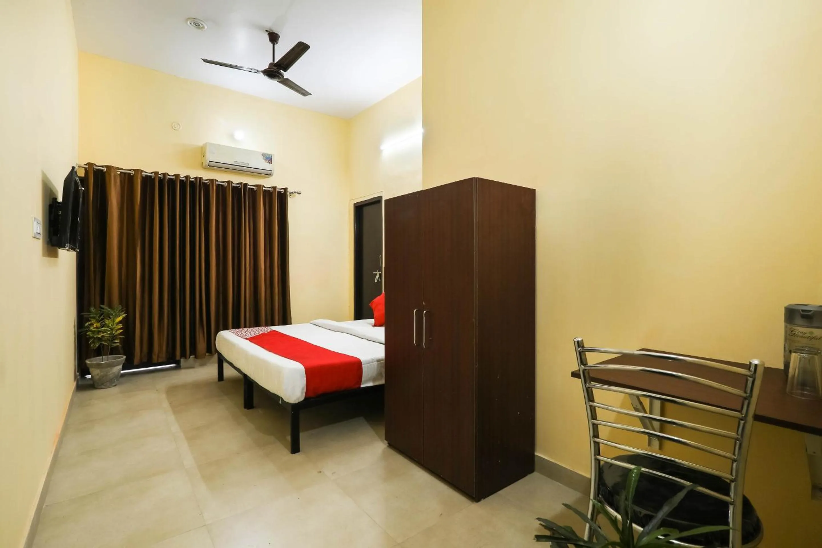 Bedroom, Bed in Hotel O Laavin Inn Near Gomti Riverfront Park