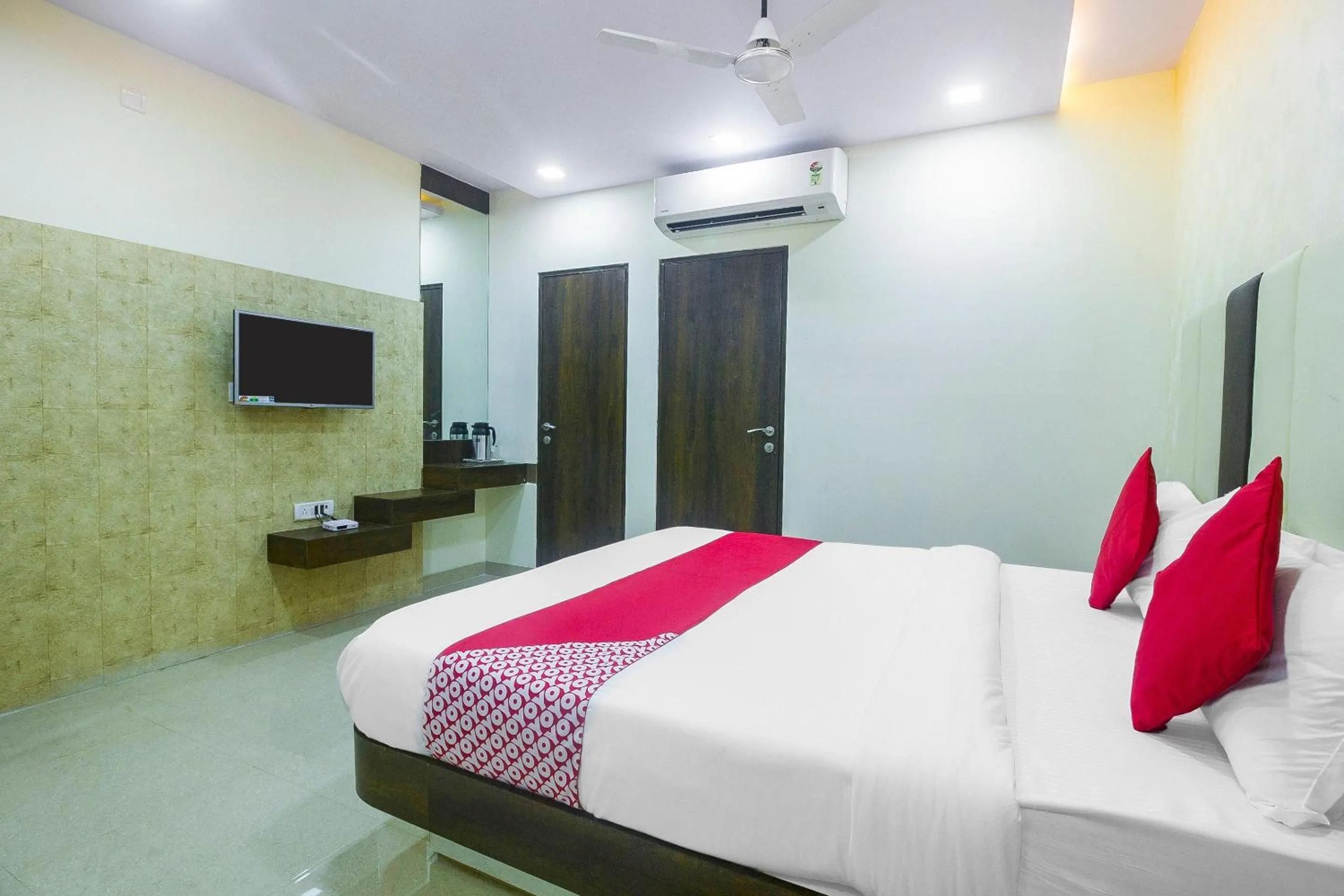 Bedroom, Bed in Hotel O Samrat Palace