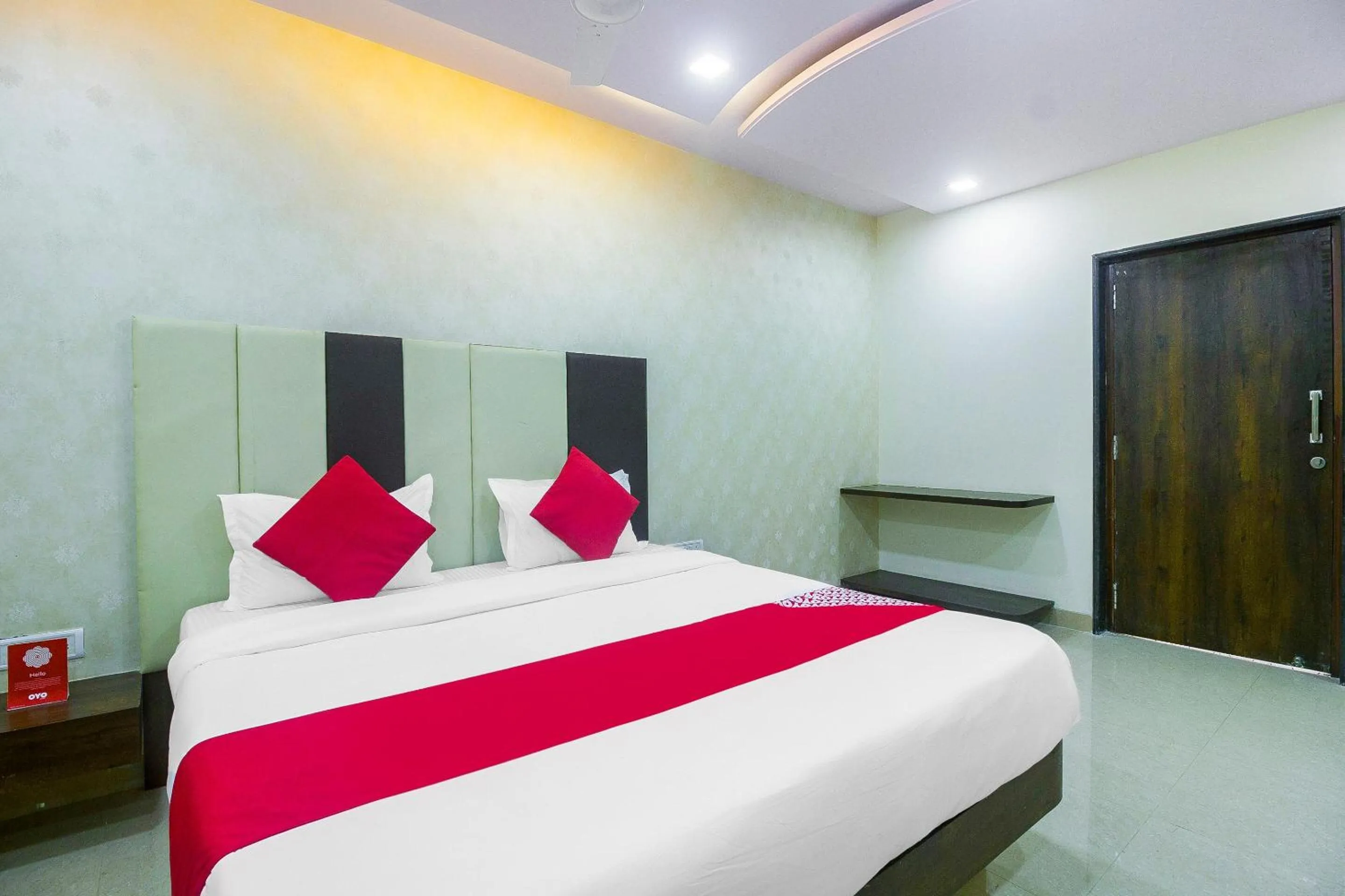 Bedroom, Bed in Hotel O Samrat Palace