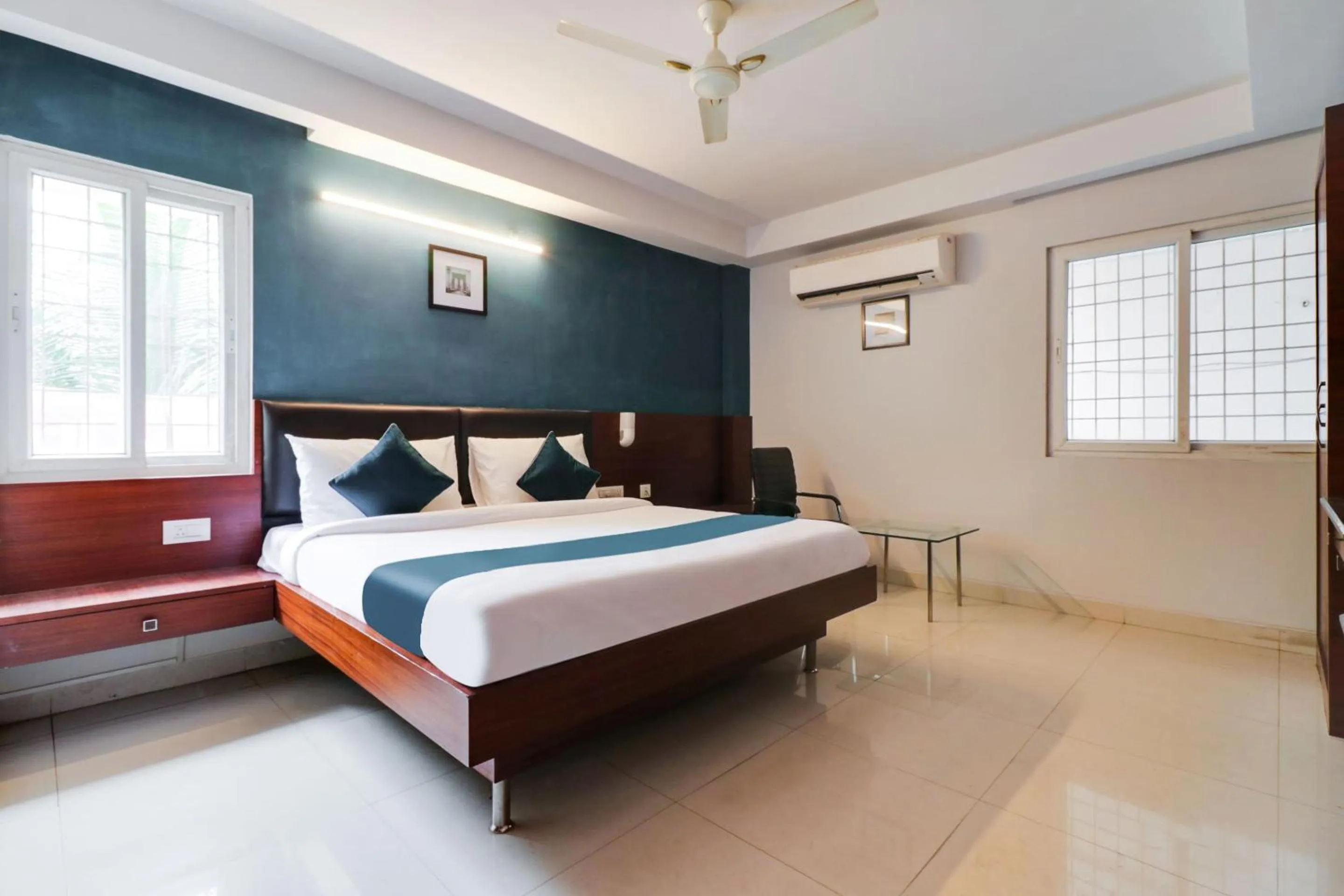 Bedroom, Bed in Super Hotel O Stay Inn Maharani Peta