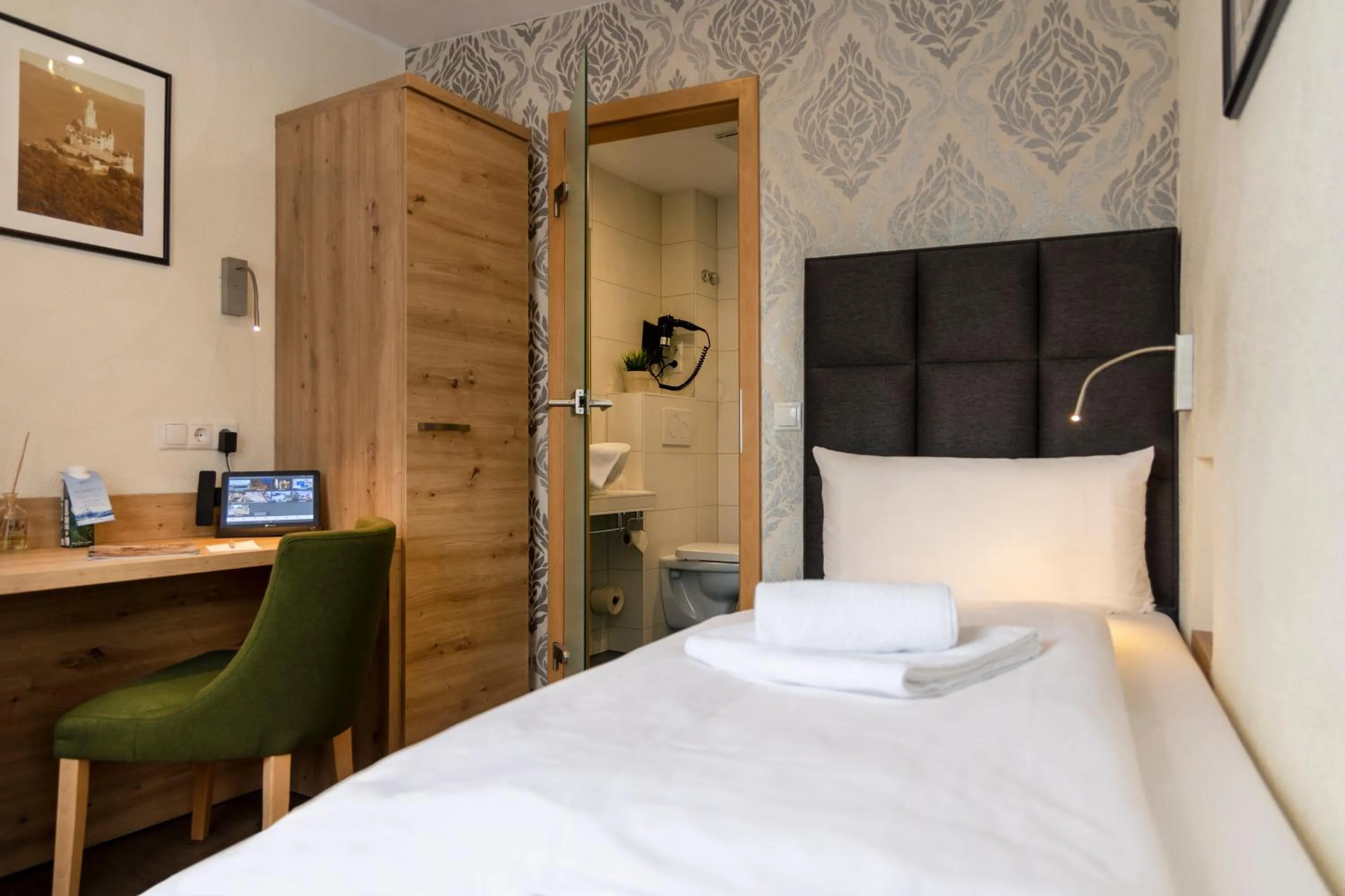 Toilet, Bed in AKZENT Hotel Restaurant Roter Ochse Rhens bei Koblenz