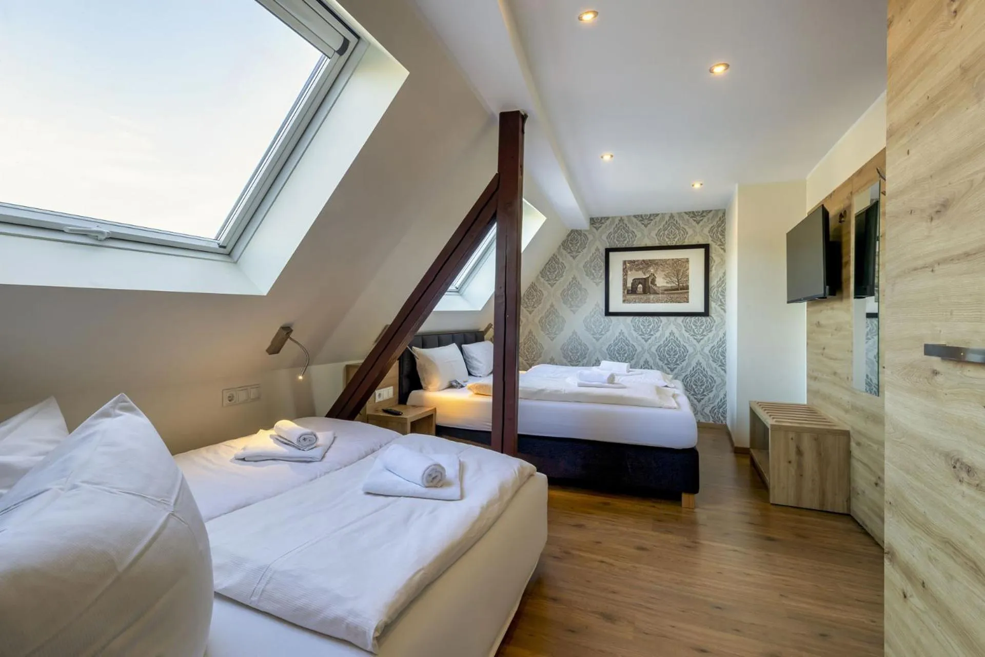 Photo of the whole room, Bed in AKZENT Hotel Restaurant Roter Ochse Rhens bei Koblenz