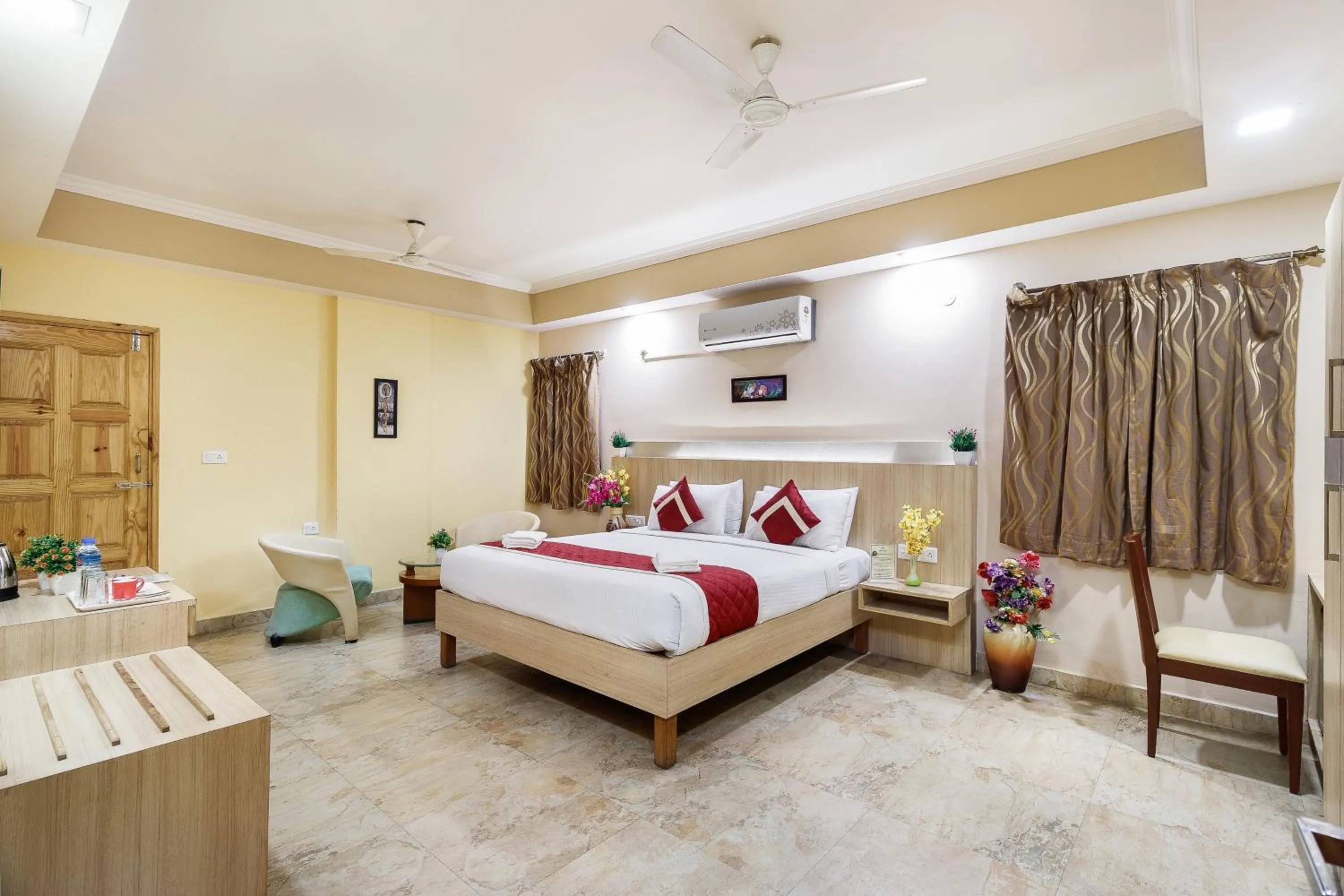 Photo of the whole room, Bed in Octave Royal Opera