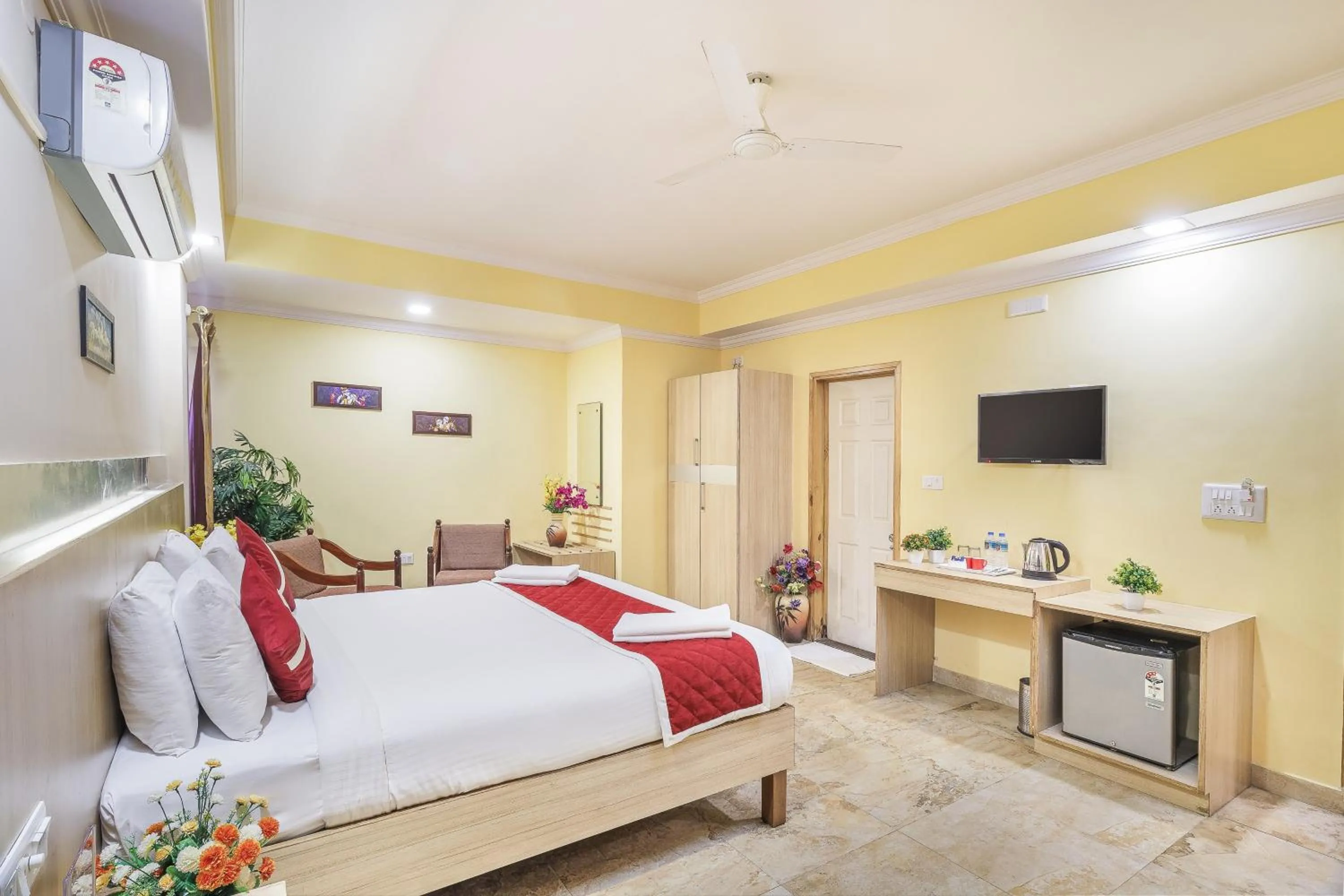 Photo of the whole room, Bed in Octave Royal Opera