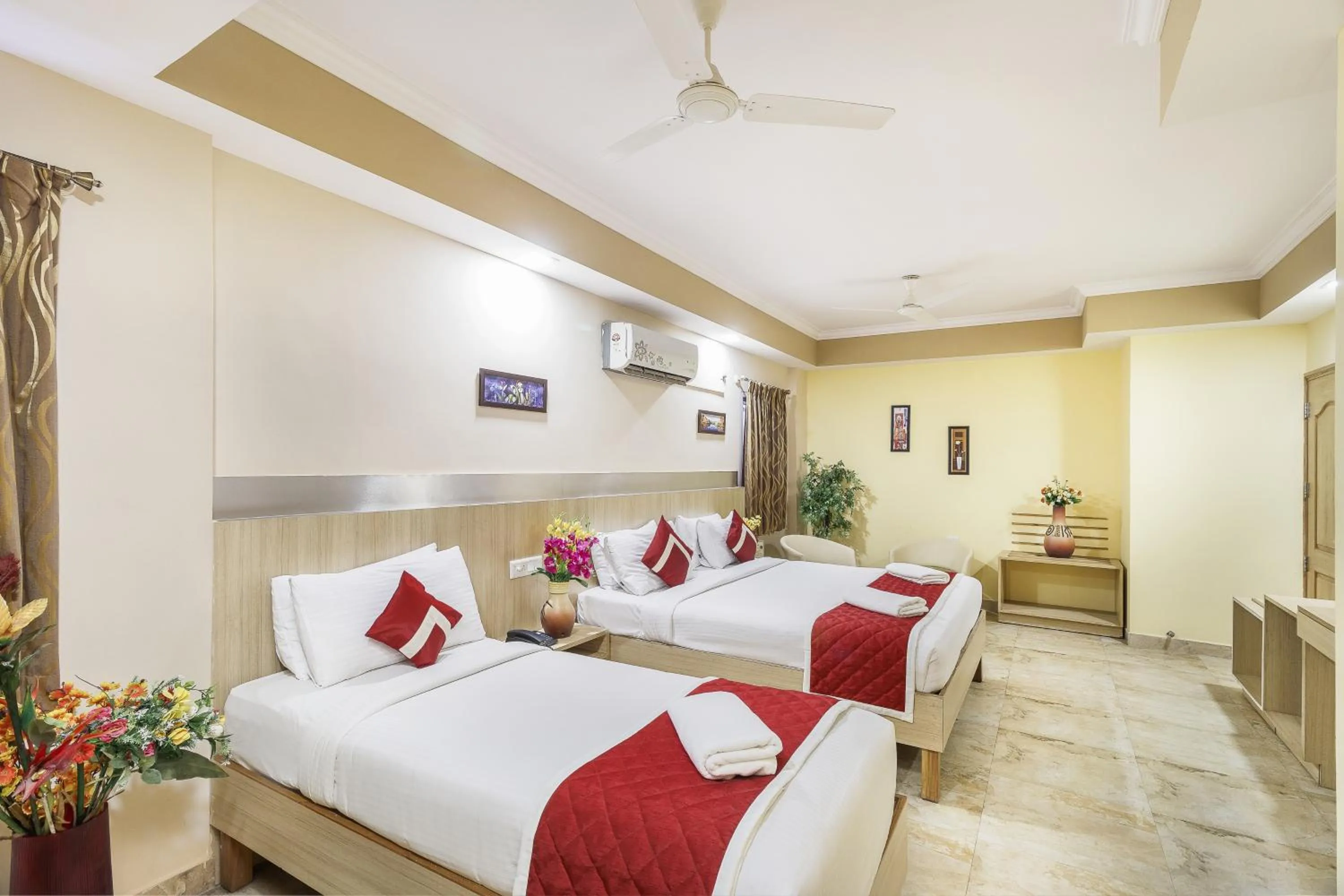 Photo of the whole room, Bed in Octave Royal Opera