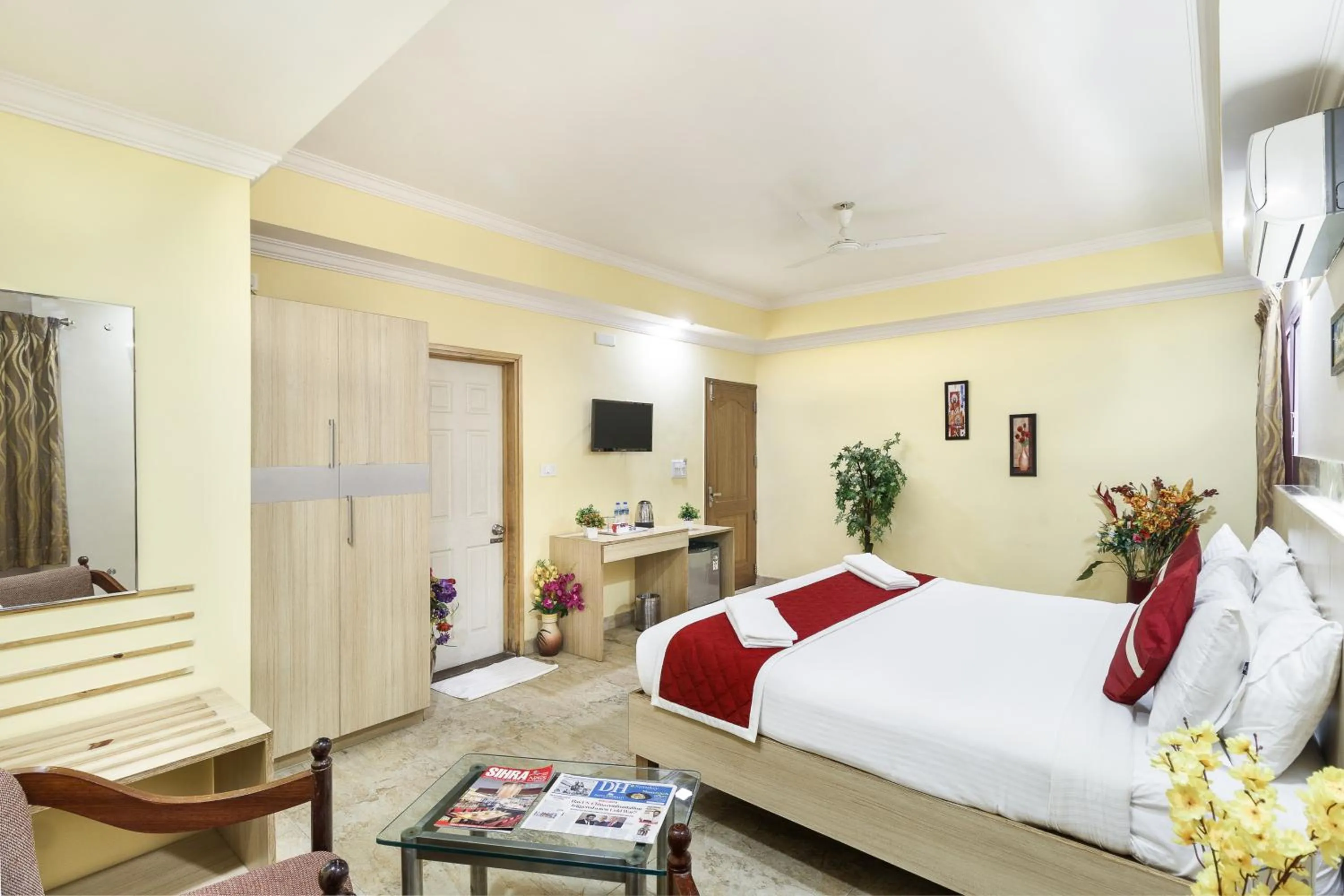 Photo of the whole room, Bed in Octave Royal Opera