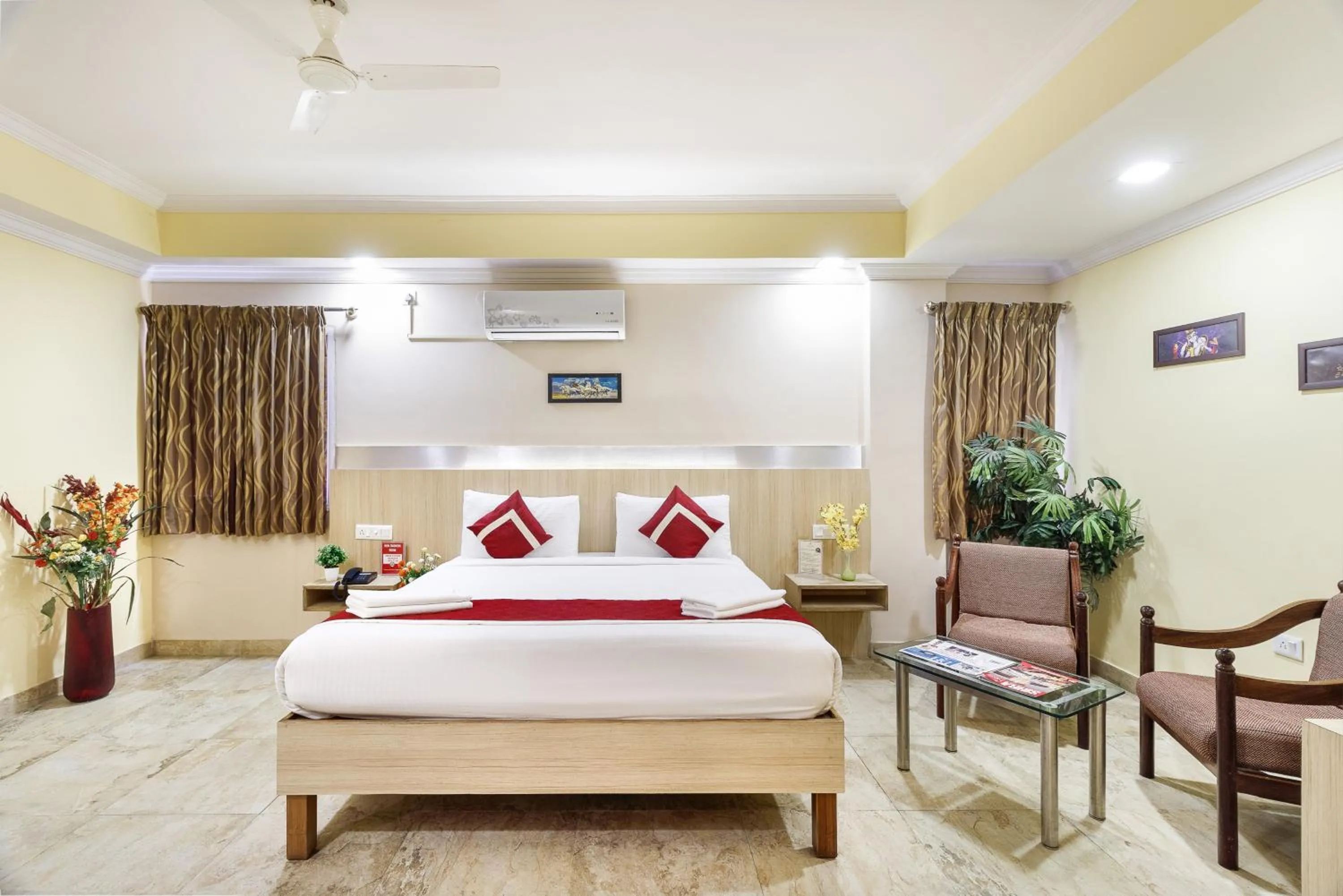 Photo of the whole room, Bed in Octave Royal Opera