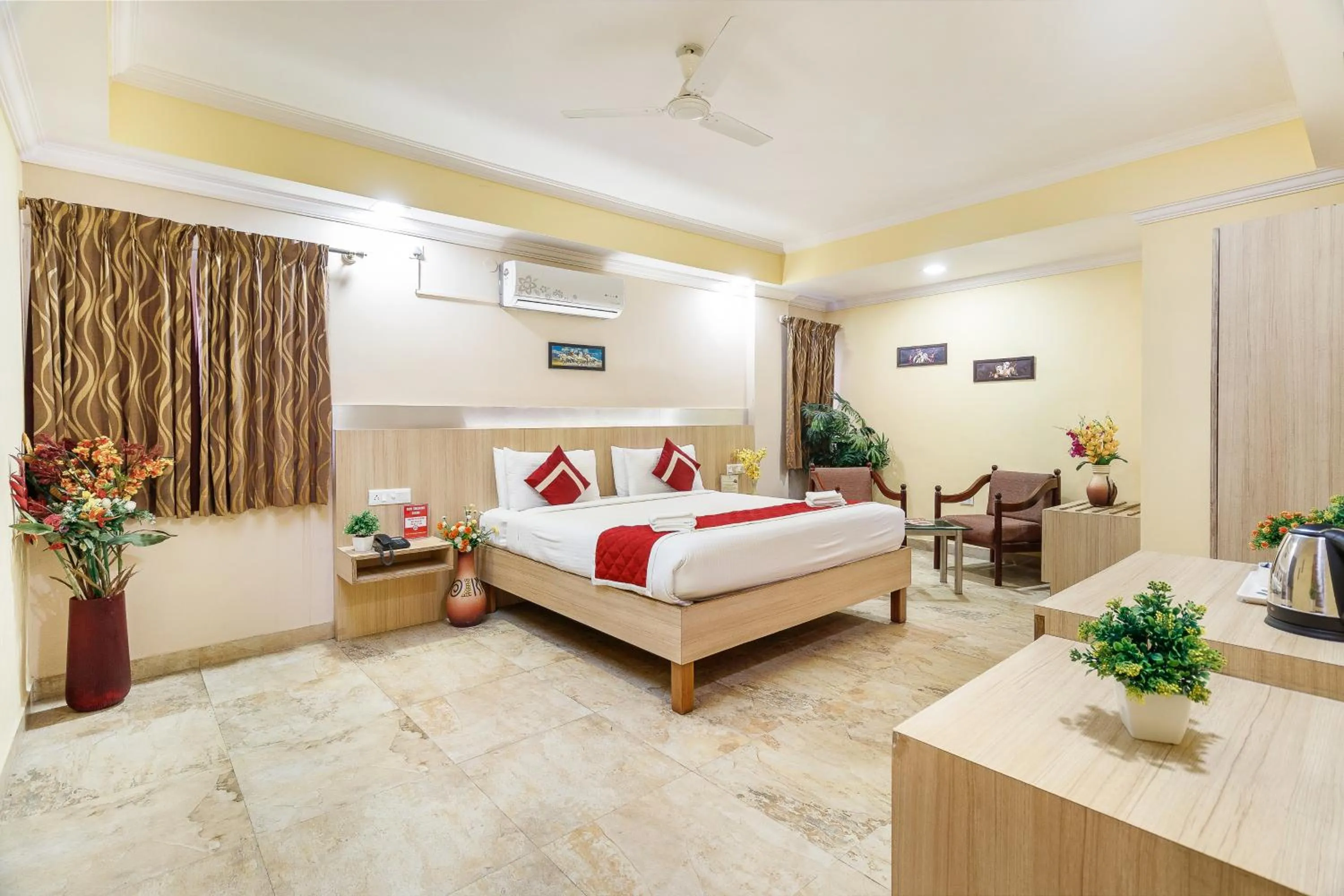 Photo of the whole room, Bed in Octave Royal Opera