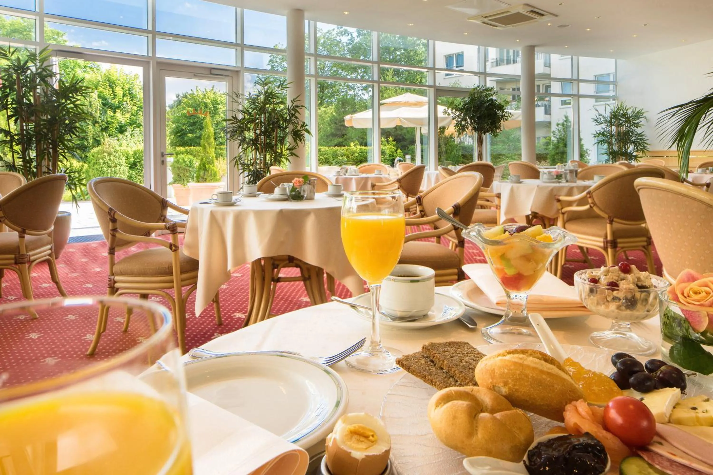 Restaurant/places to eat in New Living Home Residenzhotel Hamburg