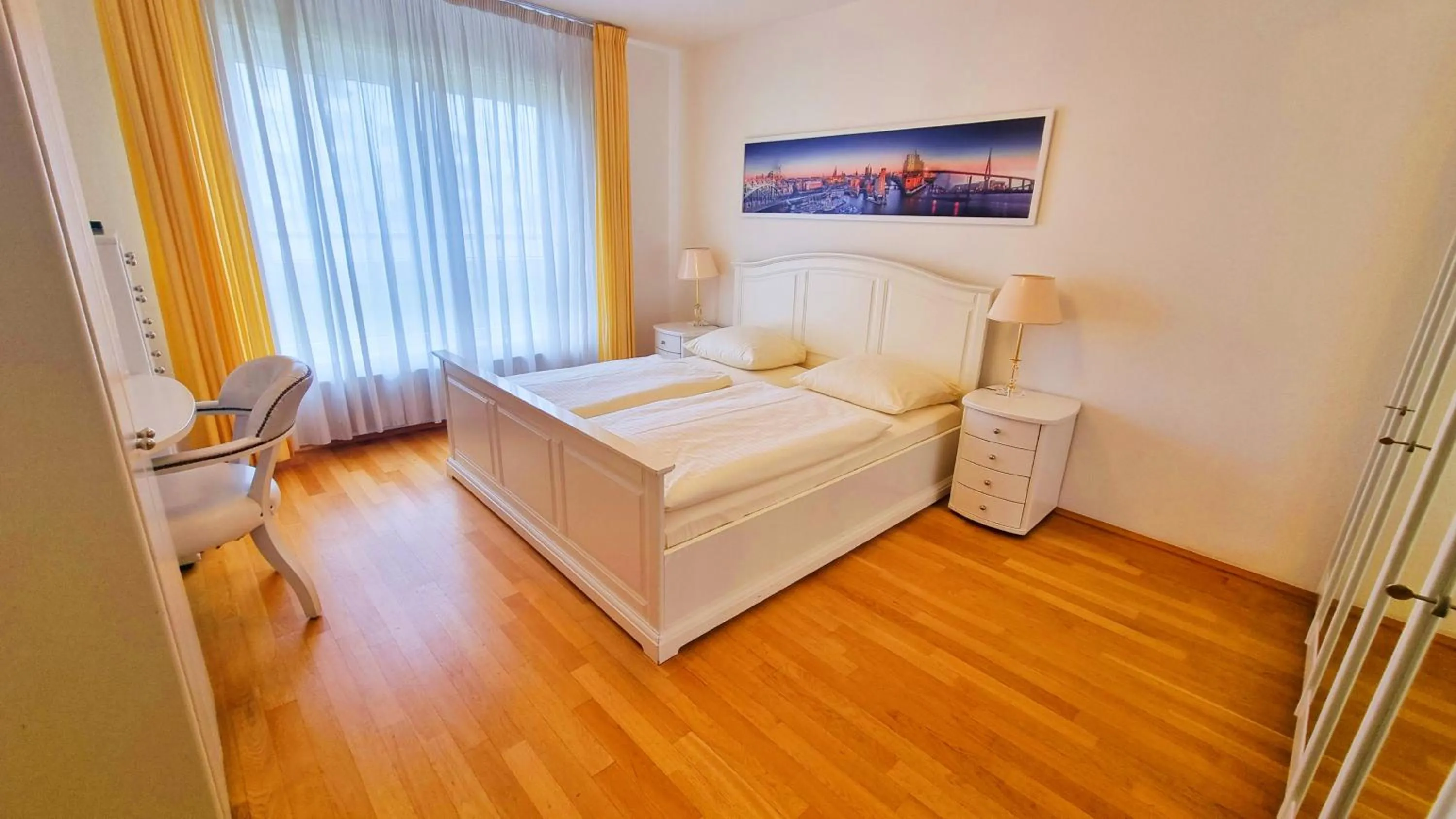 Photo of the whole room, Bed in New Living Home Residenzhotel Hamburg