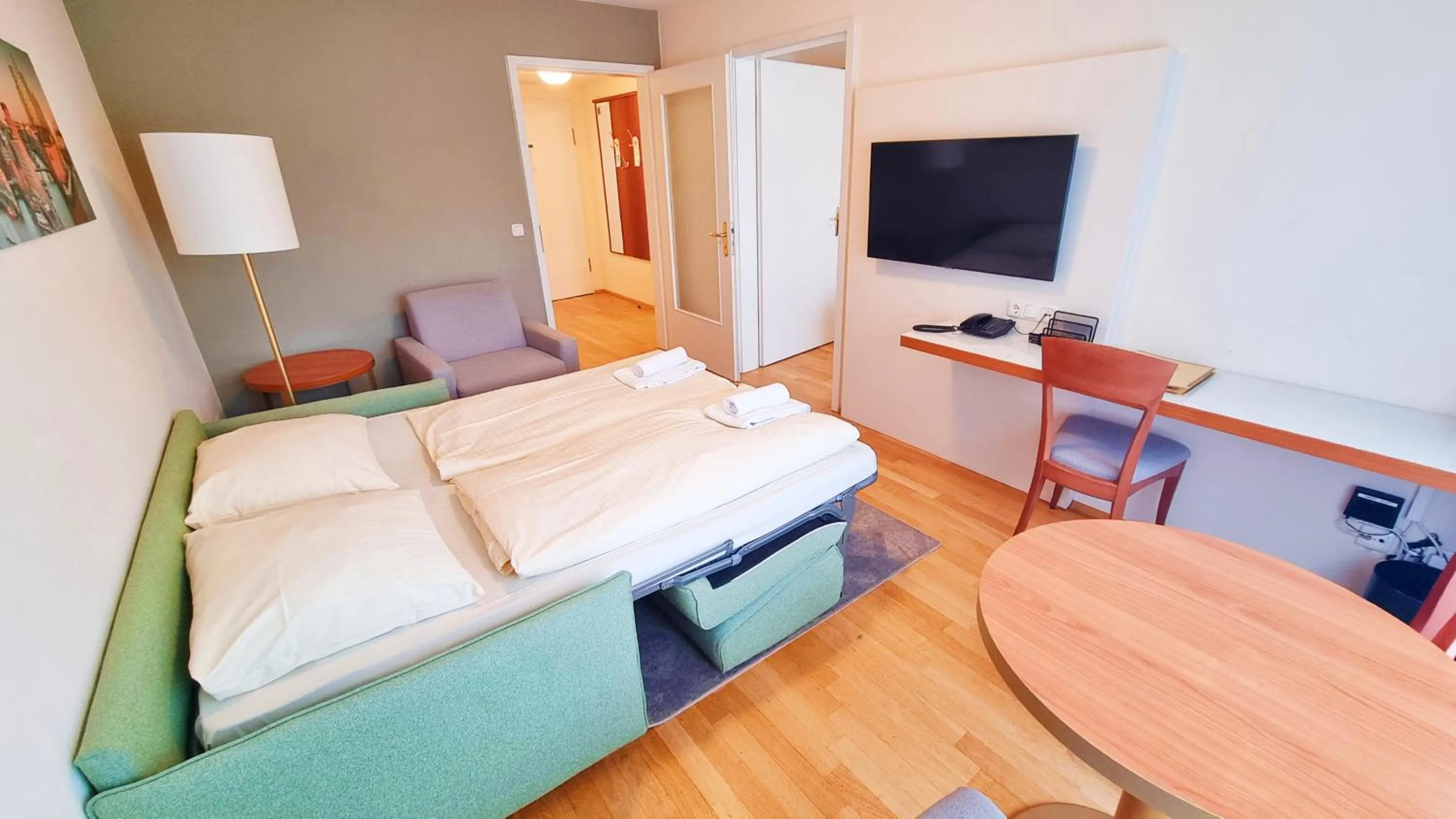 Photo of the whole room, Bed in New Living Home Residenzhotel Hamburg