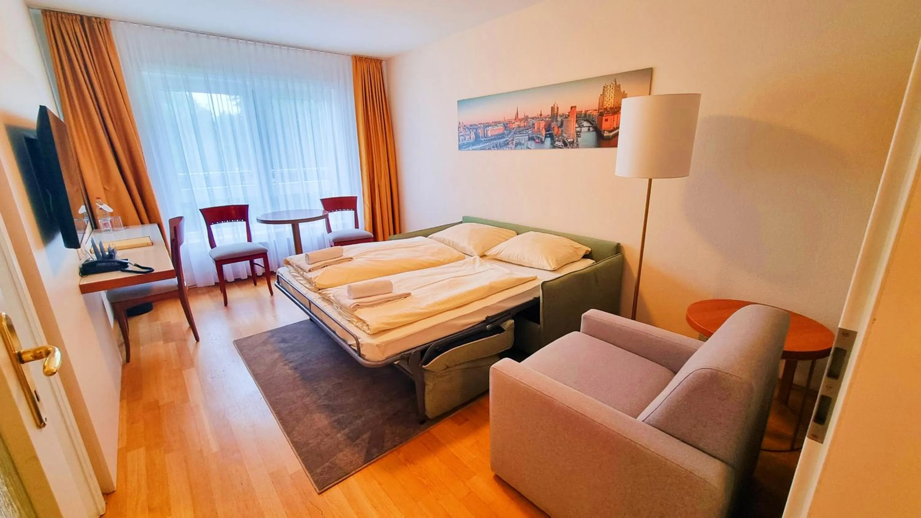 Photo of the whole room, Bed in New Living Home Residenzhotel Hamburg