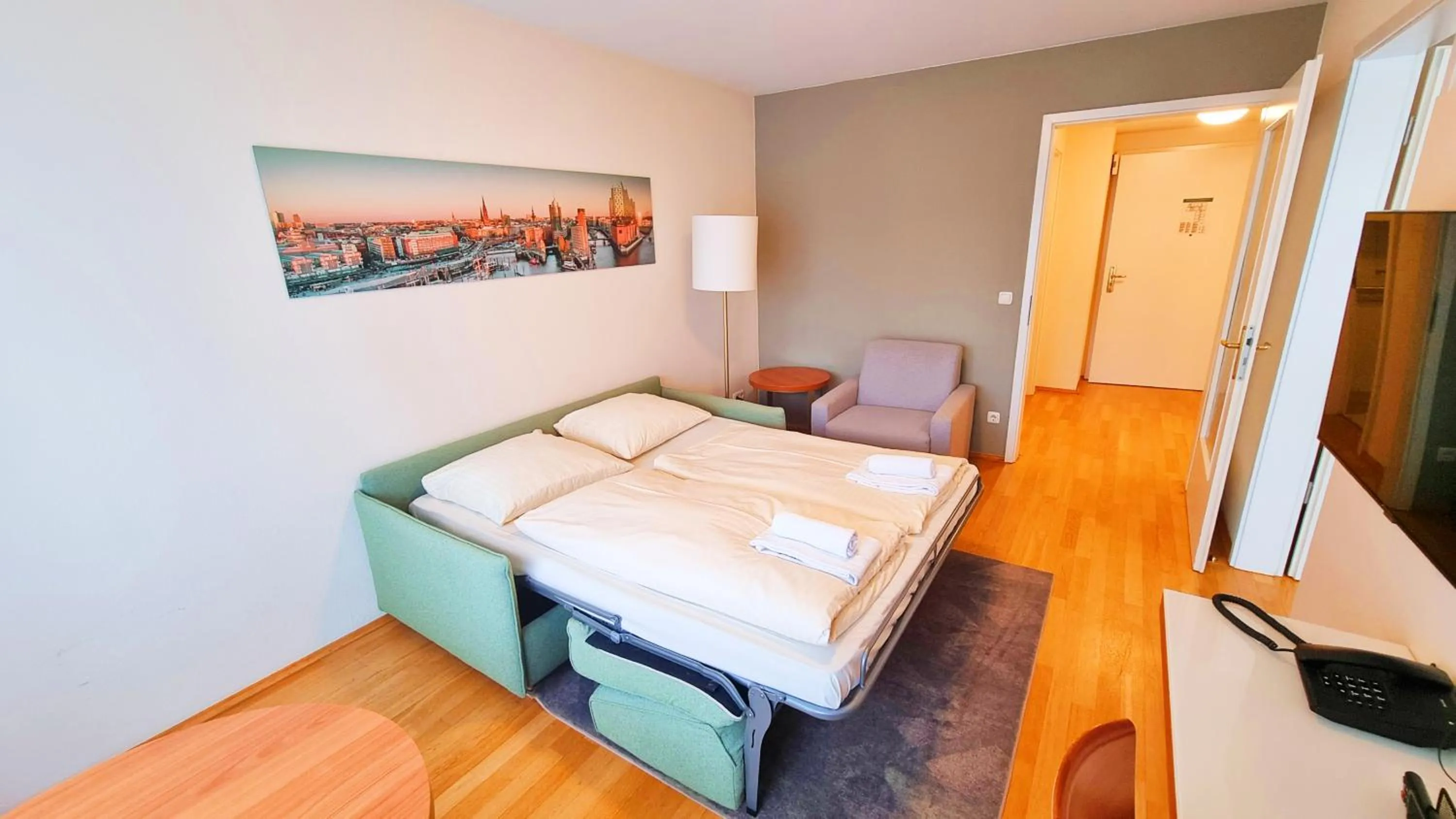 Photo of the whole room, Bed in New Living Home Residenzhotel Hamburg