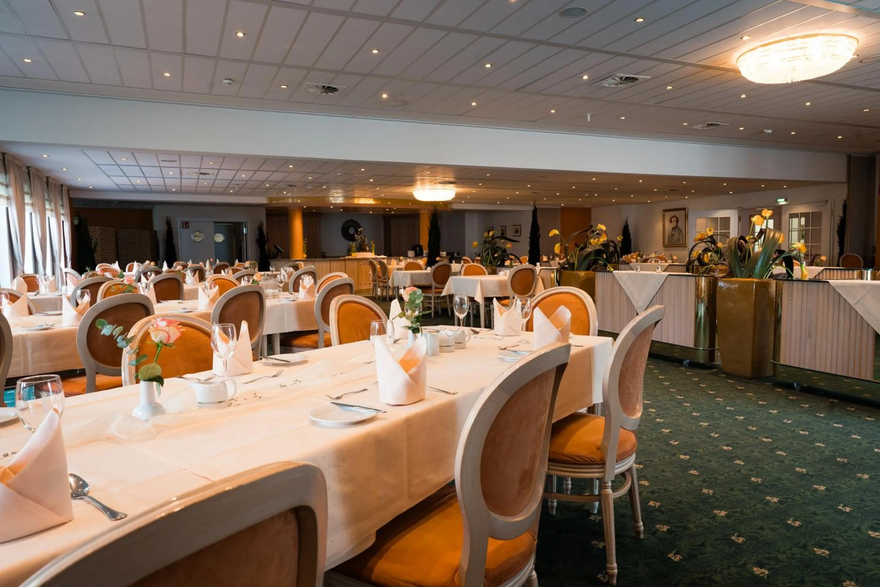 Restaurant/places to eat in New Living Home Residenzhotel Hamburg