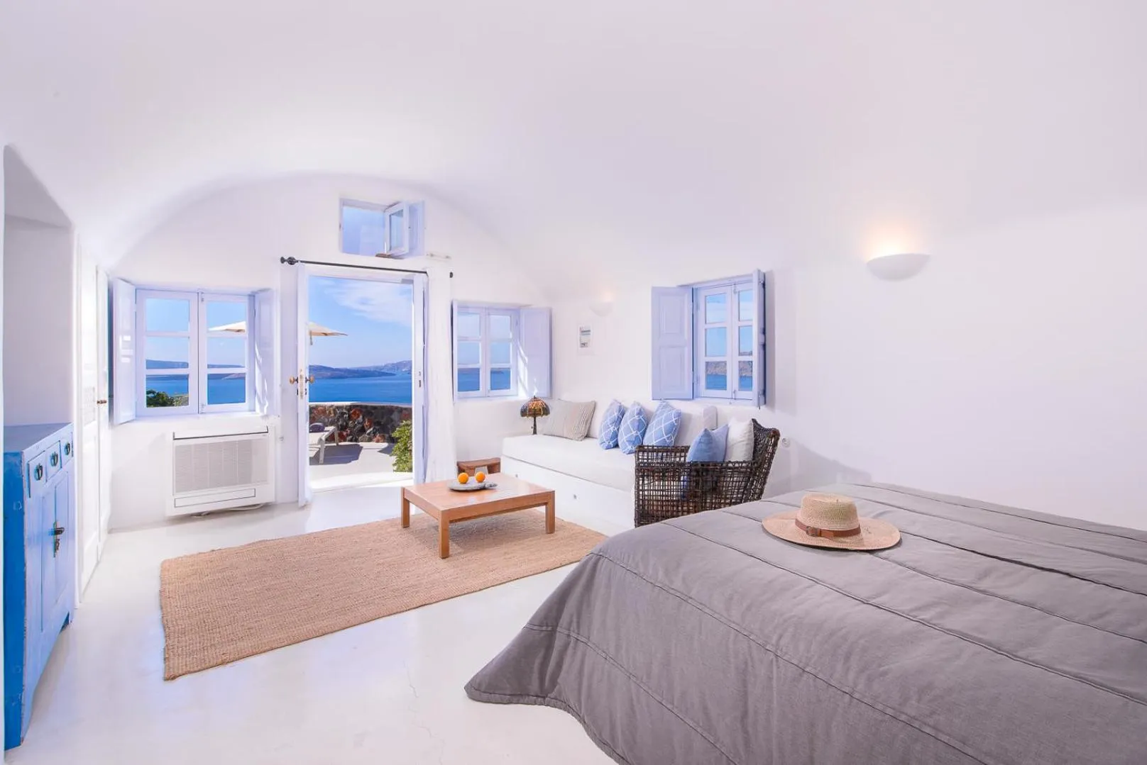 Photo of the whole room, Bed in Pezoules of Oia