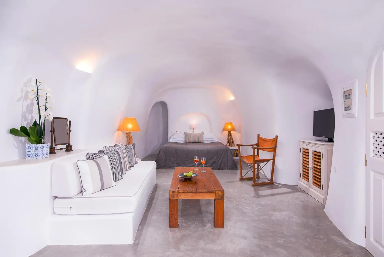 Photo of the whole room in Pezoules of Oia