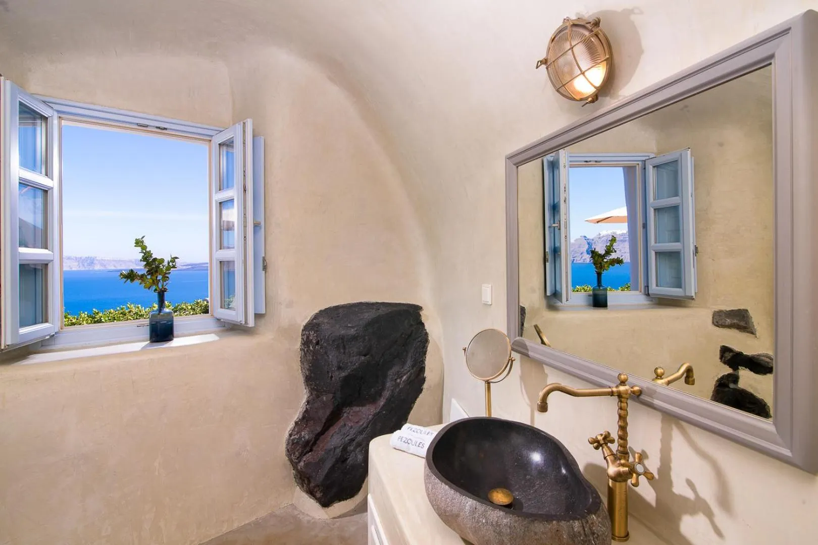 Bathroom in Pezoules of Oia