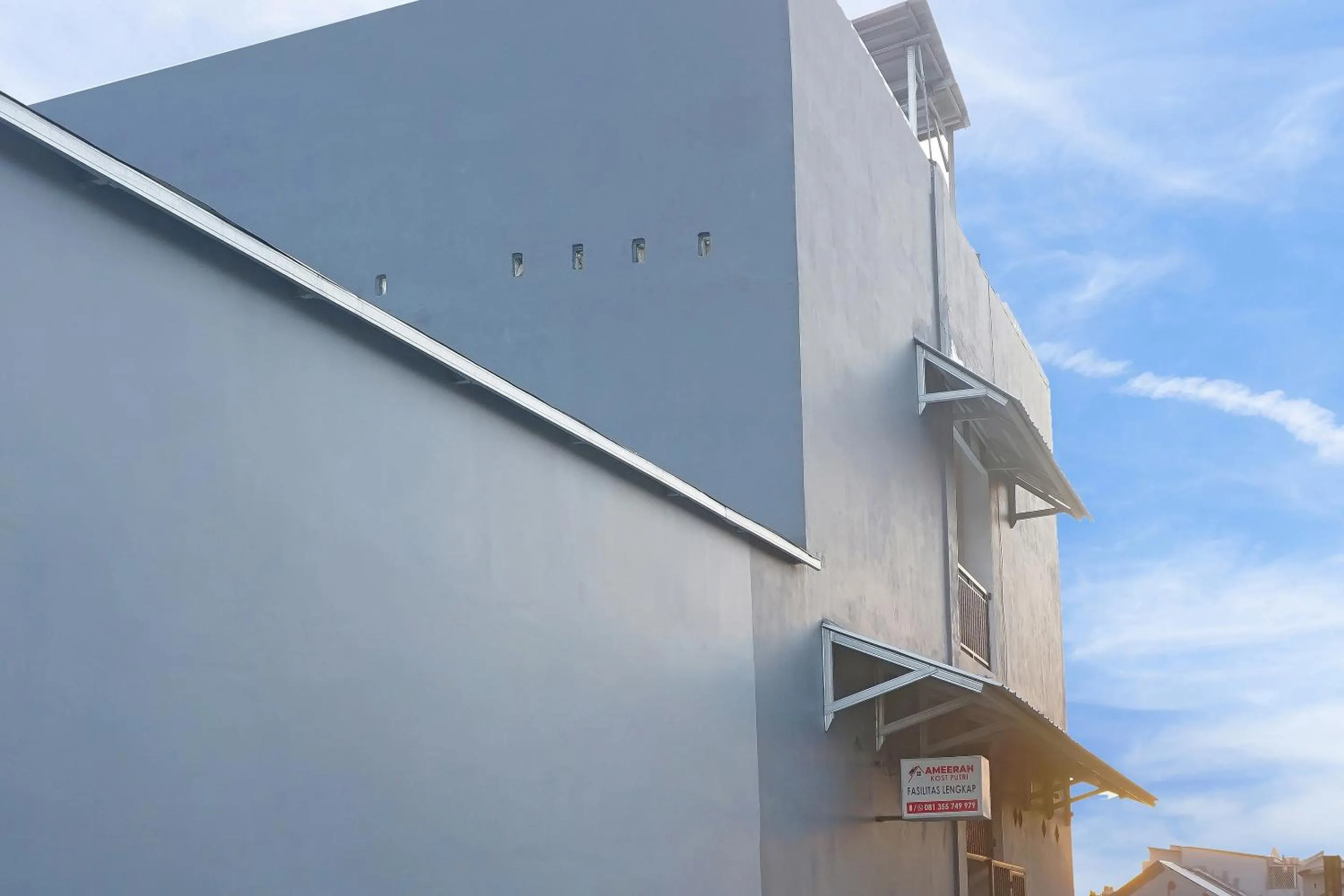 Facade/entrance in Hotel O Almeerah Homestay Syariah Near RS Hermina