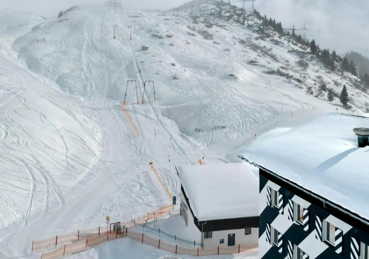 Bird's eye view in Hit the Sky