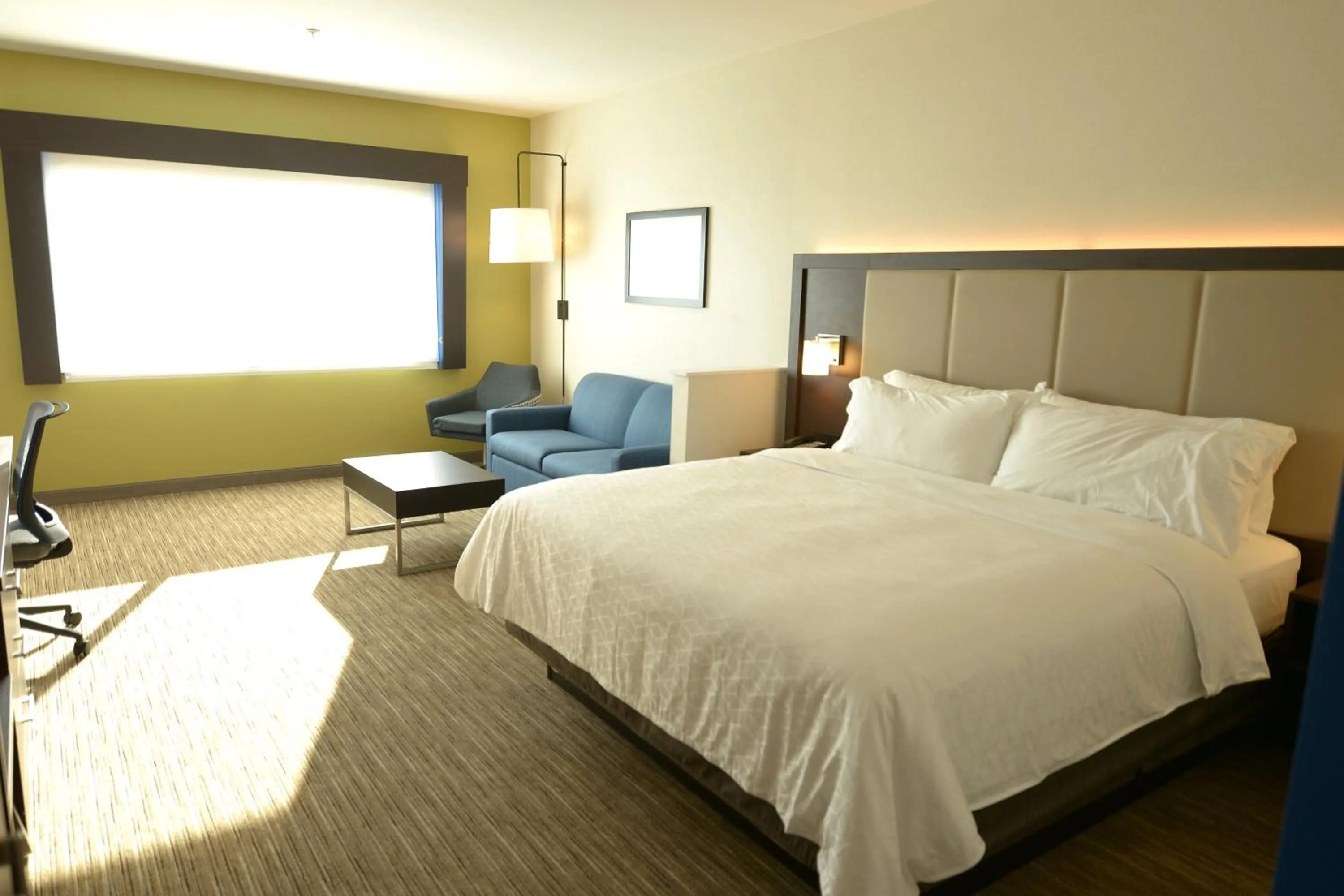 Bed in Holiday Inn Express & Suites Onalaska - La Crosse Area by IHG