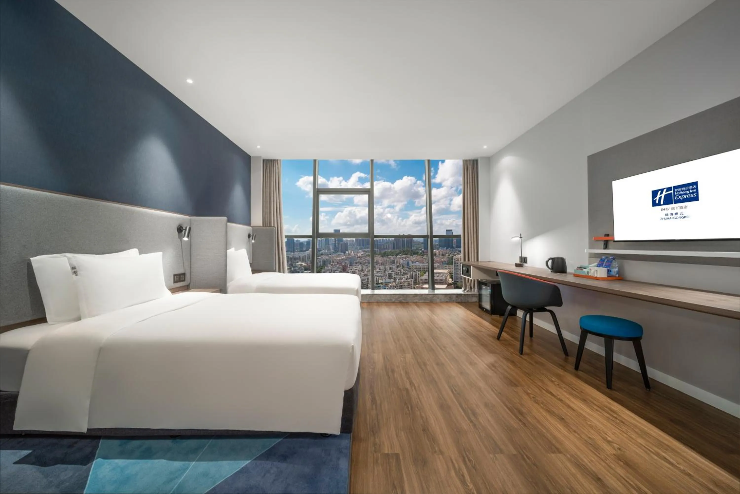 Photo of the whole room, Bed in Holiday Inn Express Zhuhai Gongbei by IHG