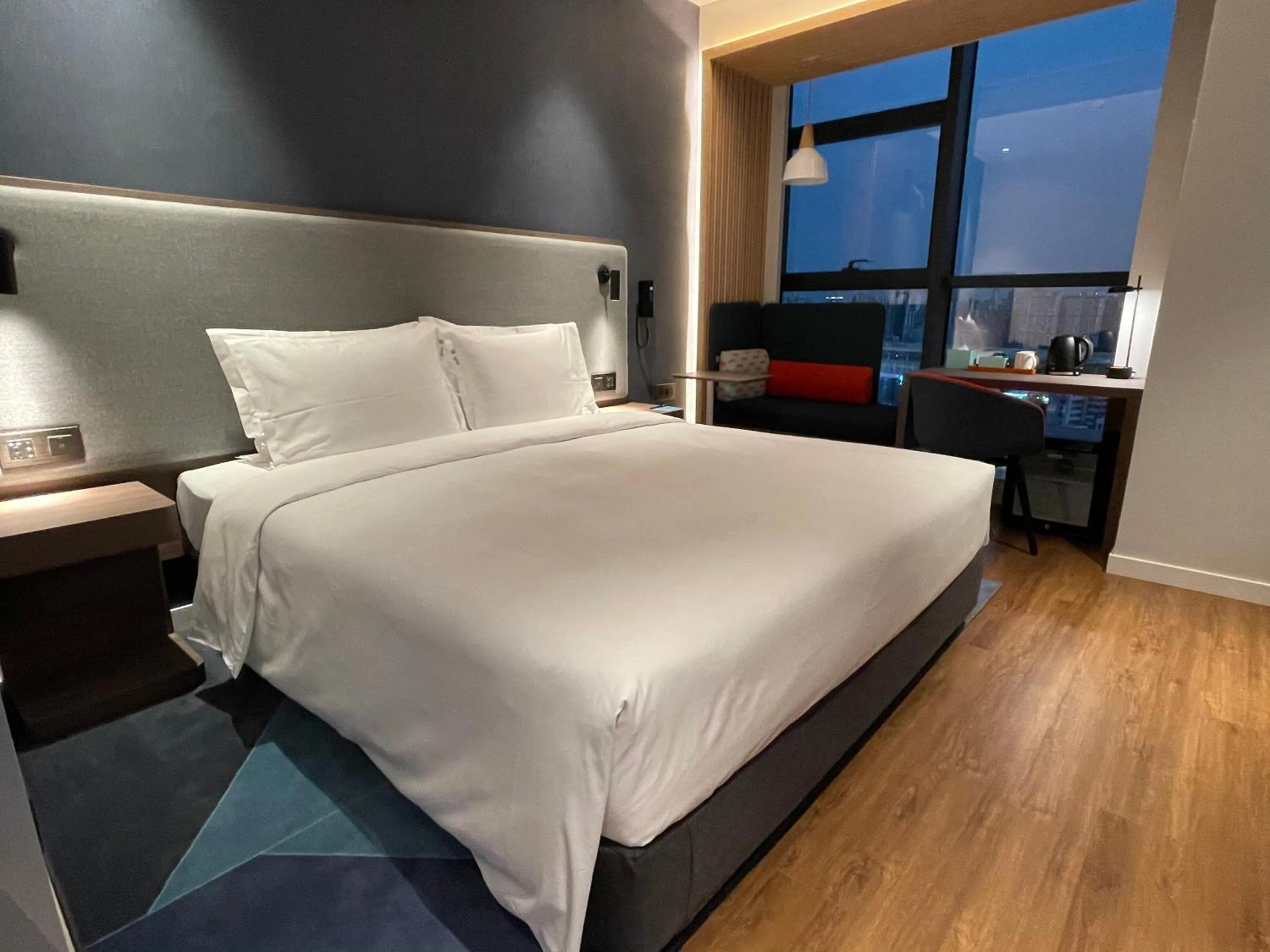 Bed in Holiday Inn Express Zhuhai Gongbei by IHG