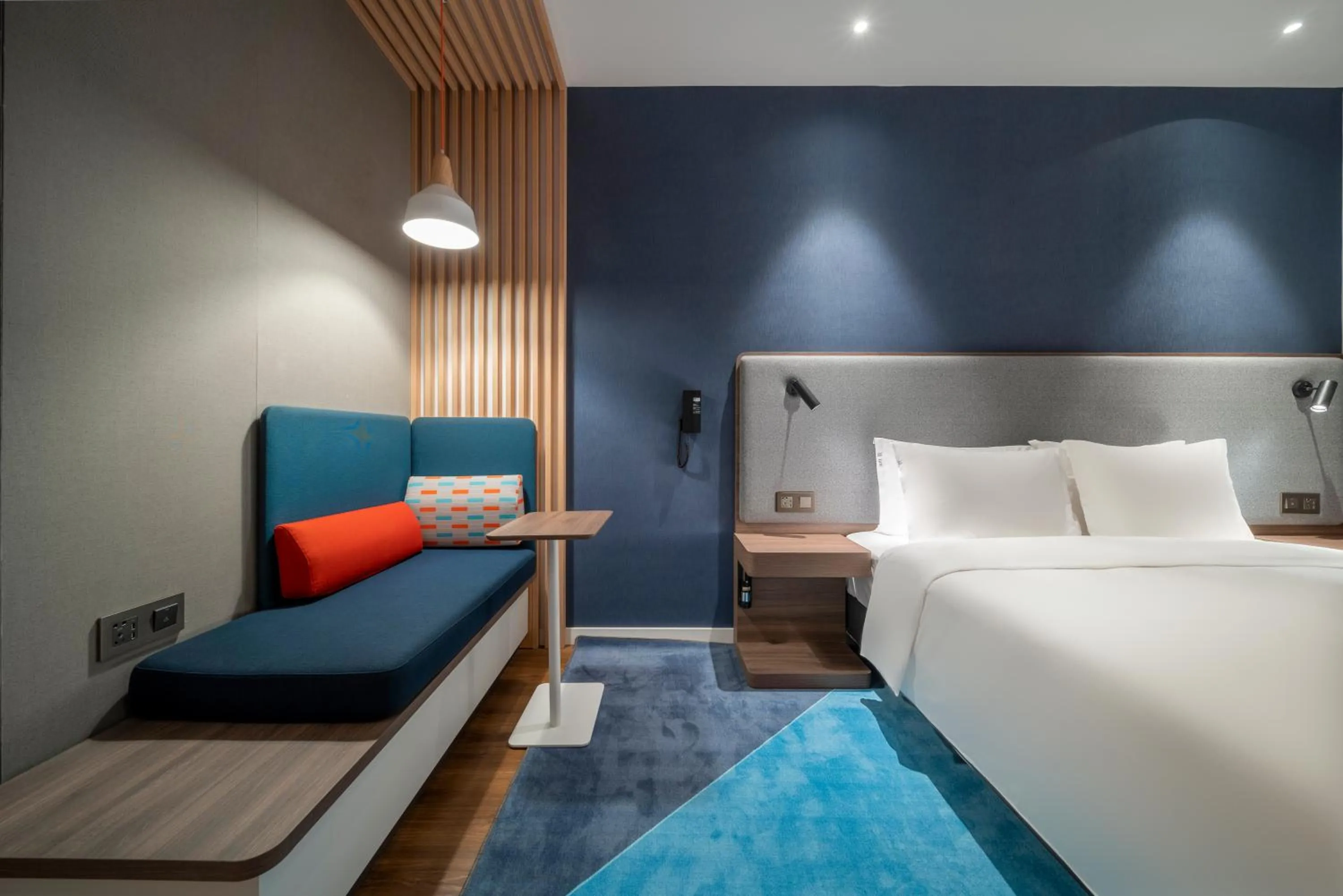 Bed in Holiday Inn Express Zhuhai Gongbei by IHG