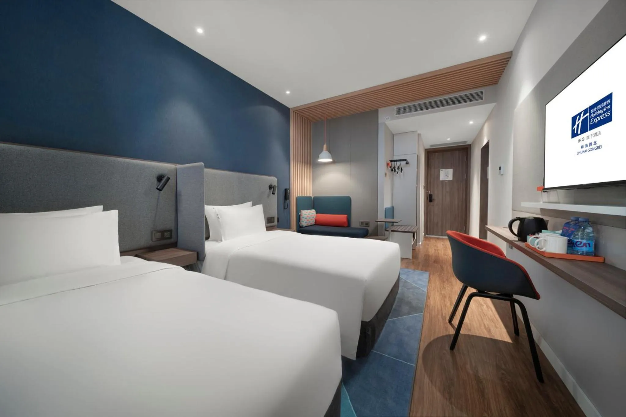 Photo of the whole room, Bed in Holiday Inn Express Zhuhai Gongbei by IHG