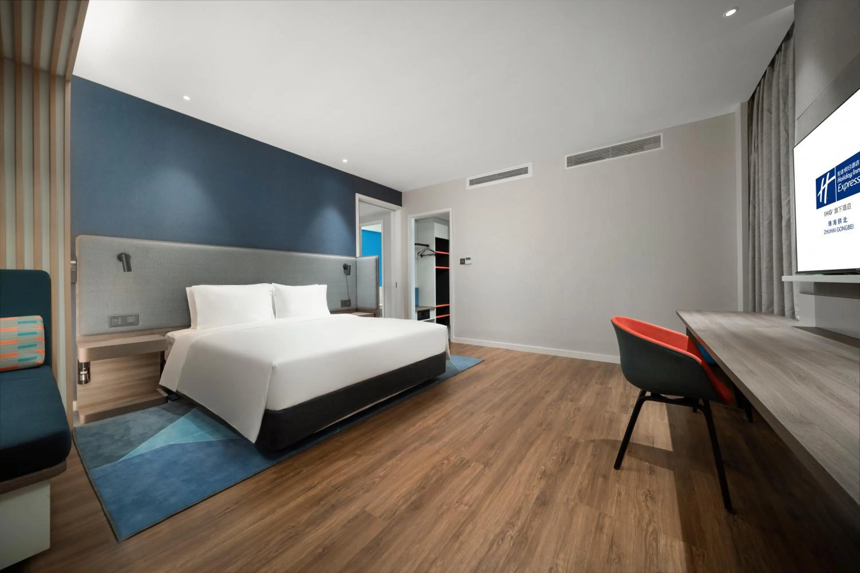 Bed in Holiday Inn Express Zhuhai Gongbei by IHG
