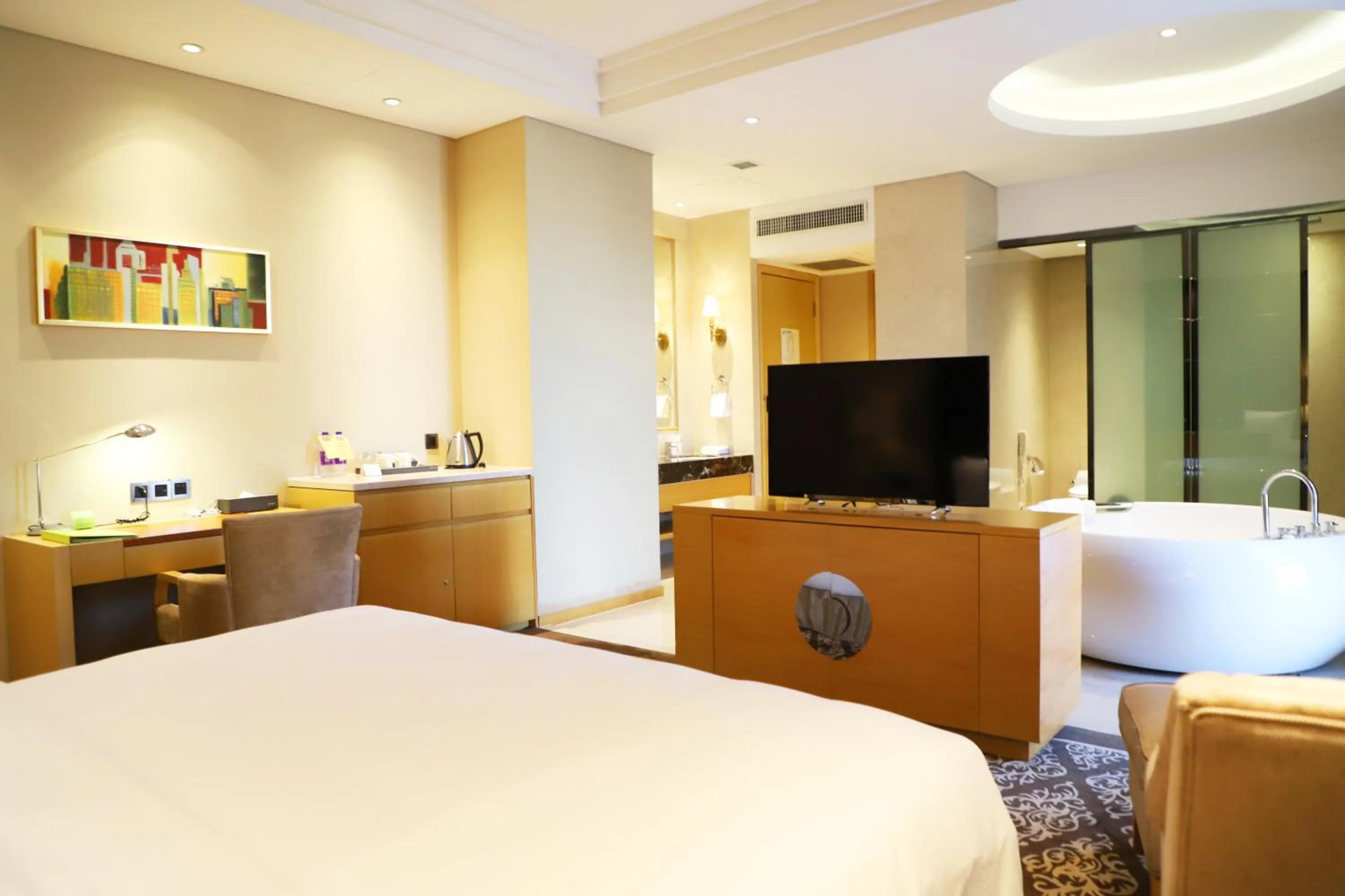 Communal lounge/ TV room, Bed in Holiday Inn Foshan Nanhai Central by IHG