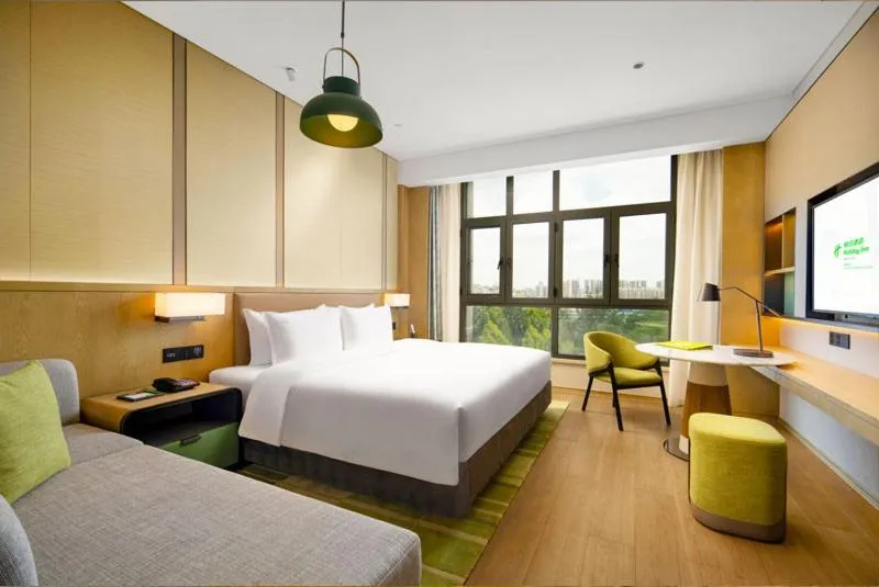 Photo of the whole room, Bed in Holiday Inn Foshan Nanhai Central by IHG