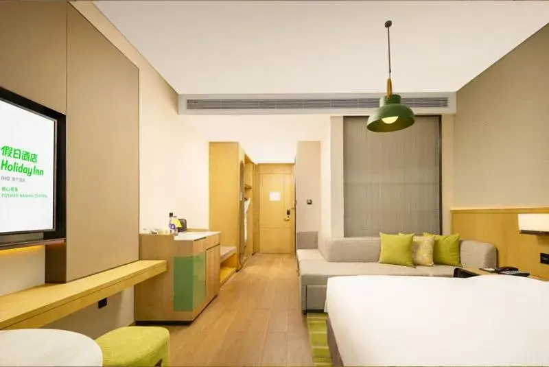 Premium King Room with Sofa Bed in Holiday Inn Foshan Nanhai Central by IHG Premium King Room with Sofa Bed in Holiday Inn Foshan Nanhai Central by IHG