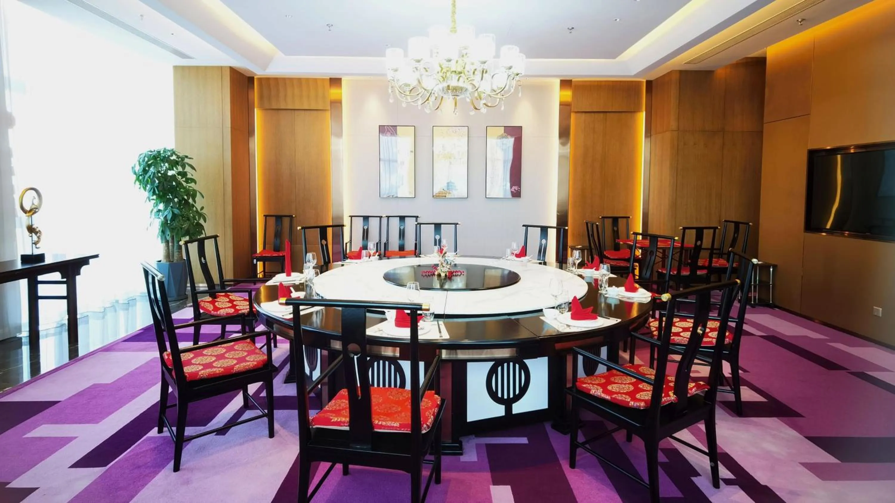 Restaurant/places to eat in Crowne Plaza Dalian Xinghai by IHG