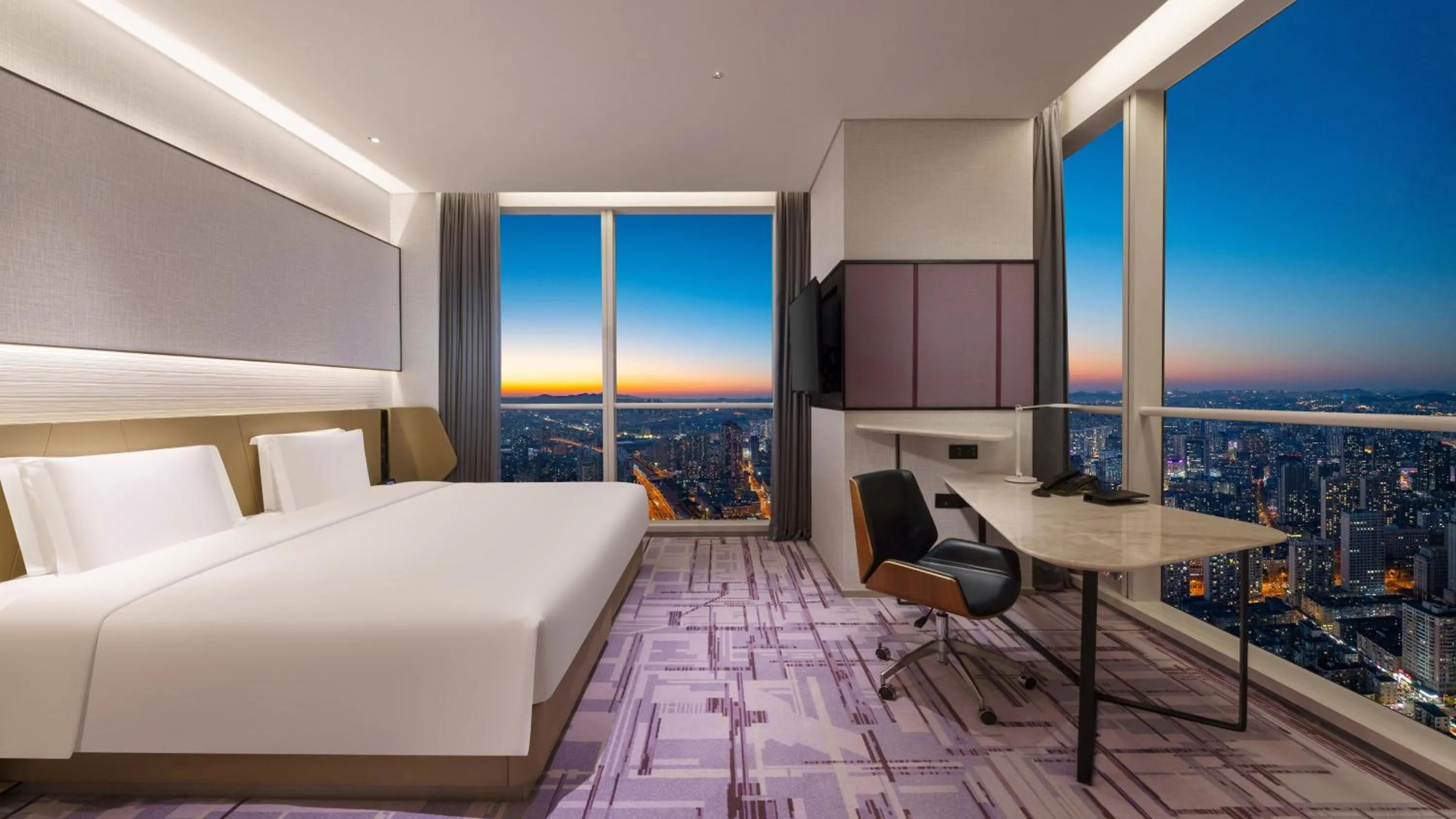 Photo of the whole room, Bed in Crowne Plaza Dalian Xinghai by IHG