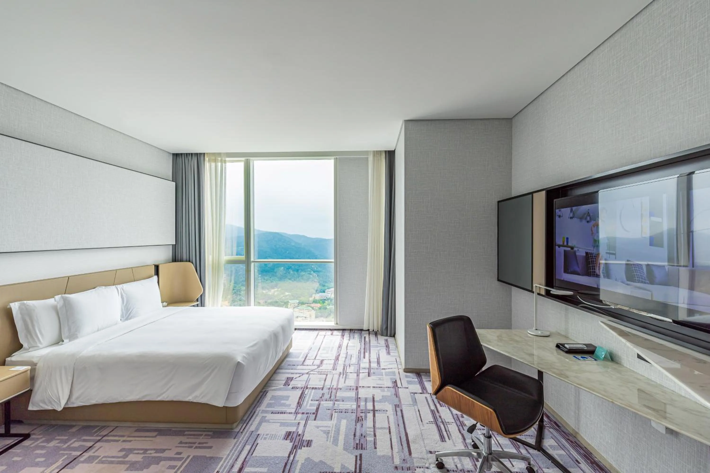 Bed in Crowne Plaza Dalian Xinghai by IHG