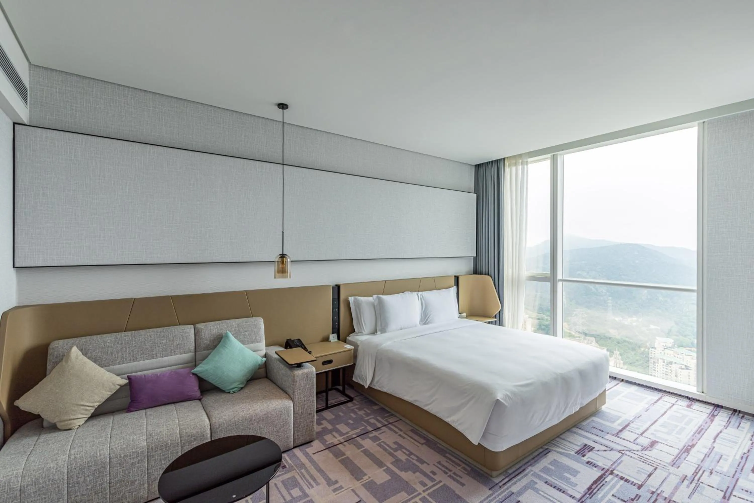 Bed in Crowne Plaza Dalian Xinghai by IHG