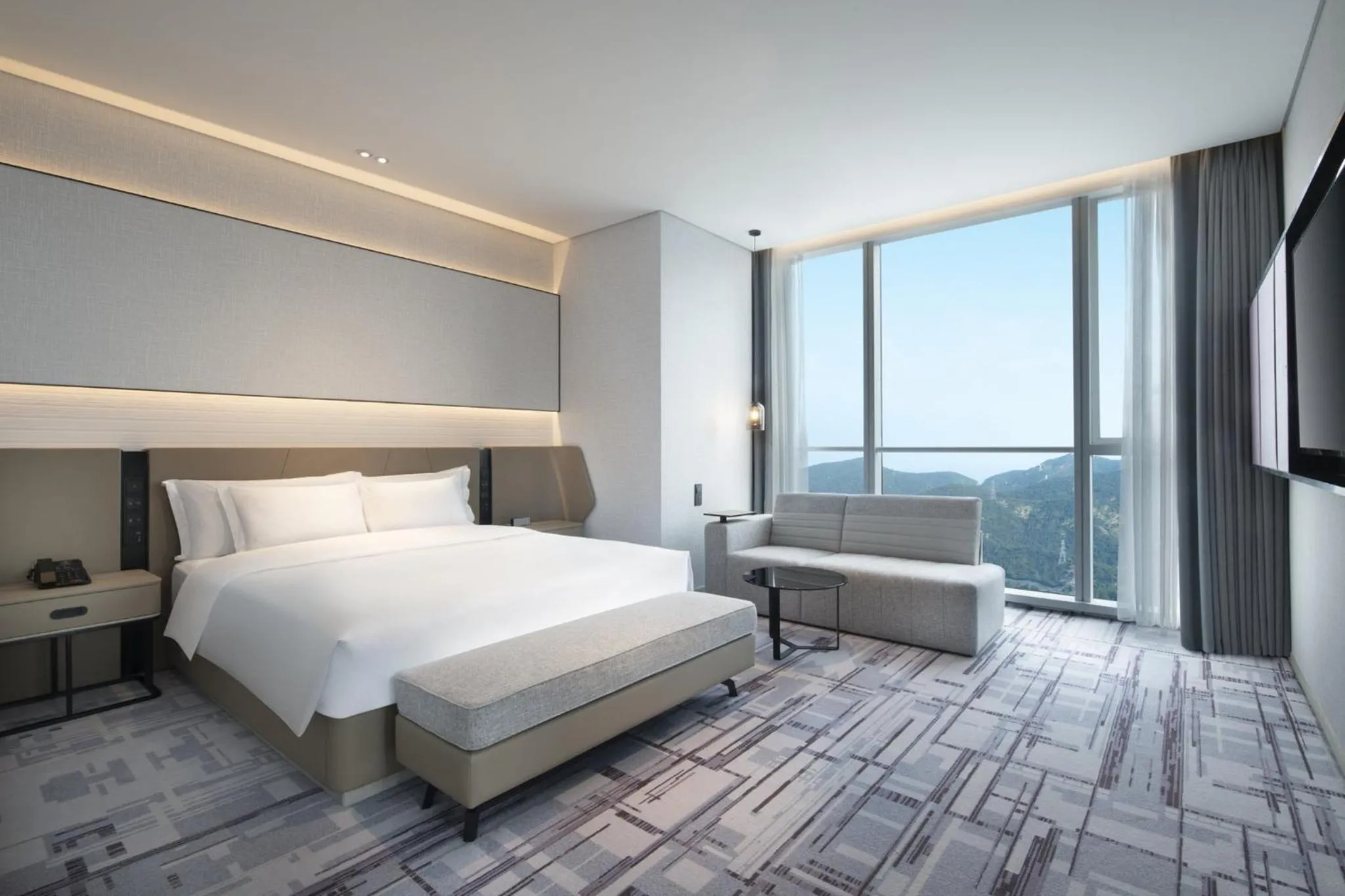 Photo of the whole room, Bed in Crowne Plaza Dalian Xinghai by IHG