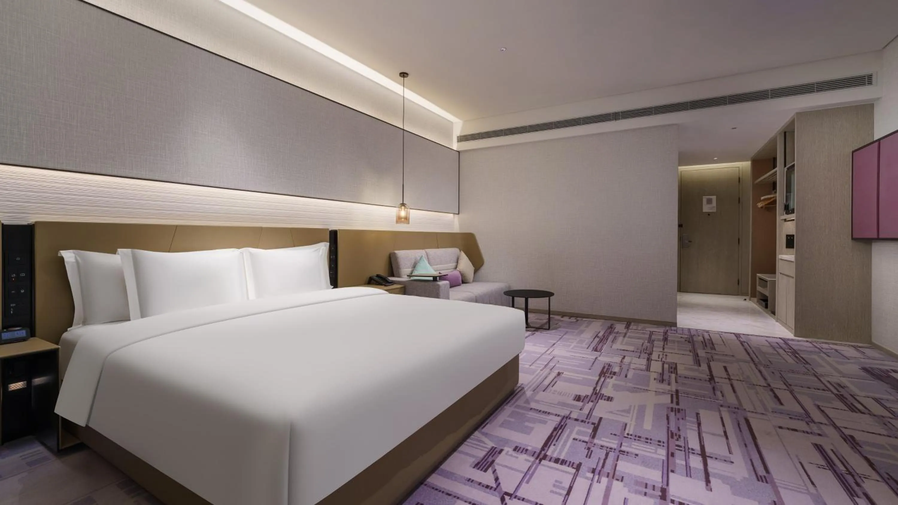 Photo of the whole room, Bed in Crowne Plaza Dalian Xinghai by IHG
