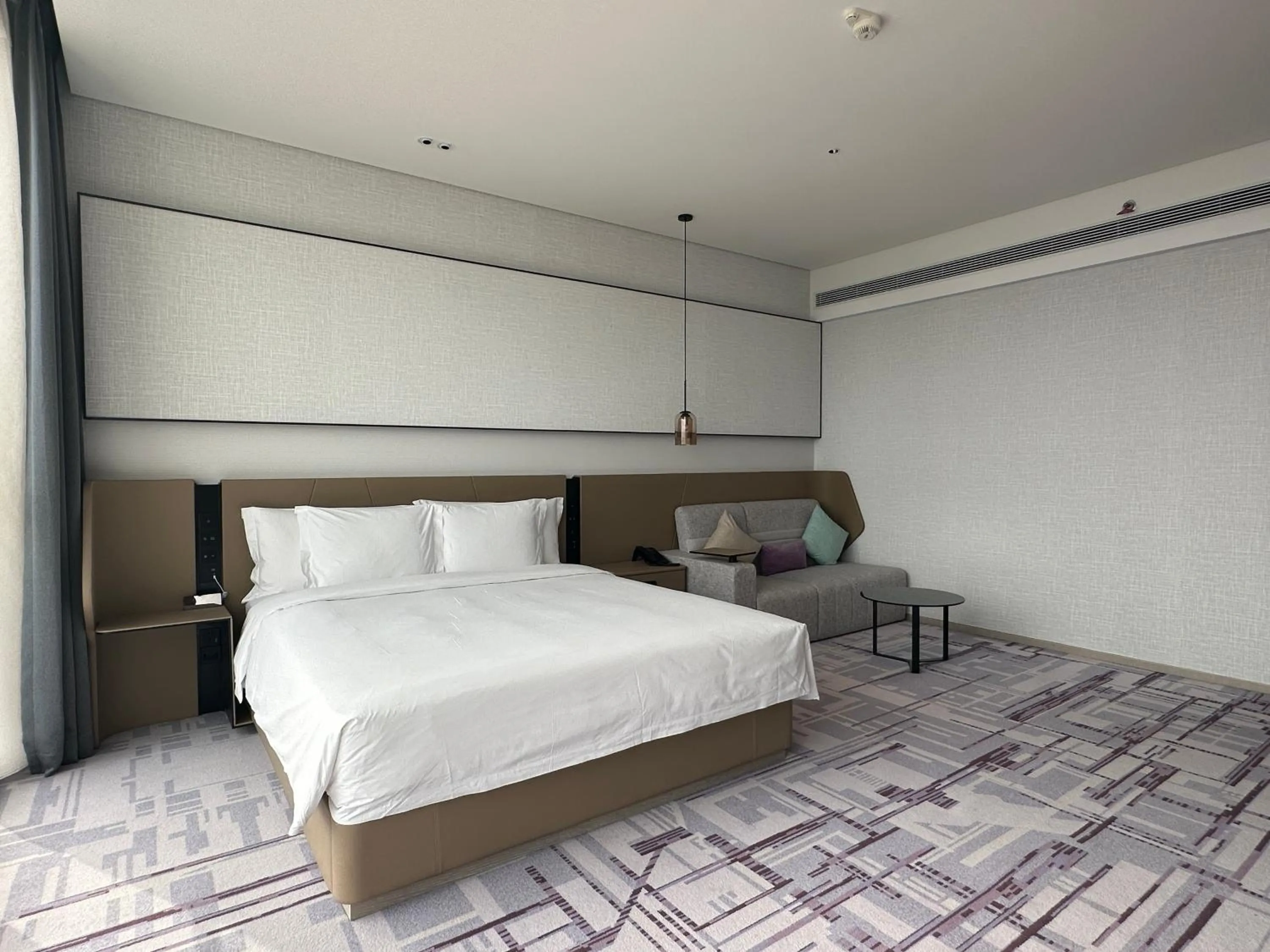 Bed in Crowne Plaza Dalian Xinghai by IHG
