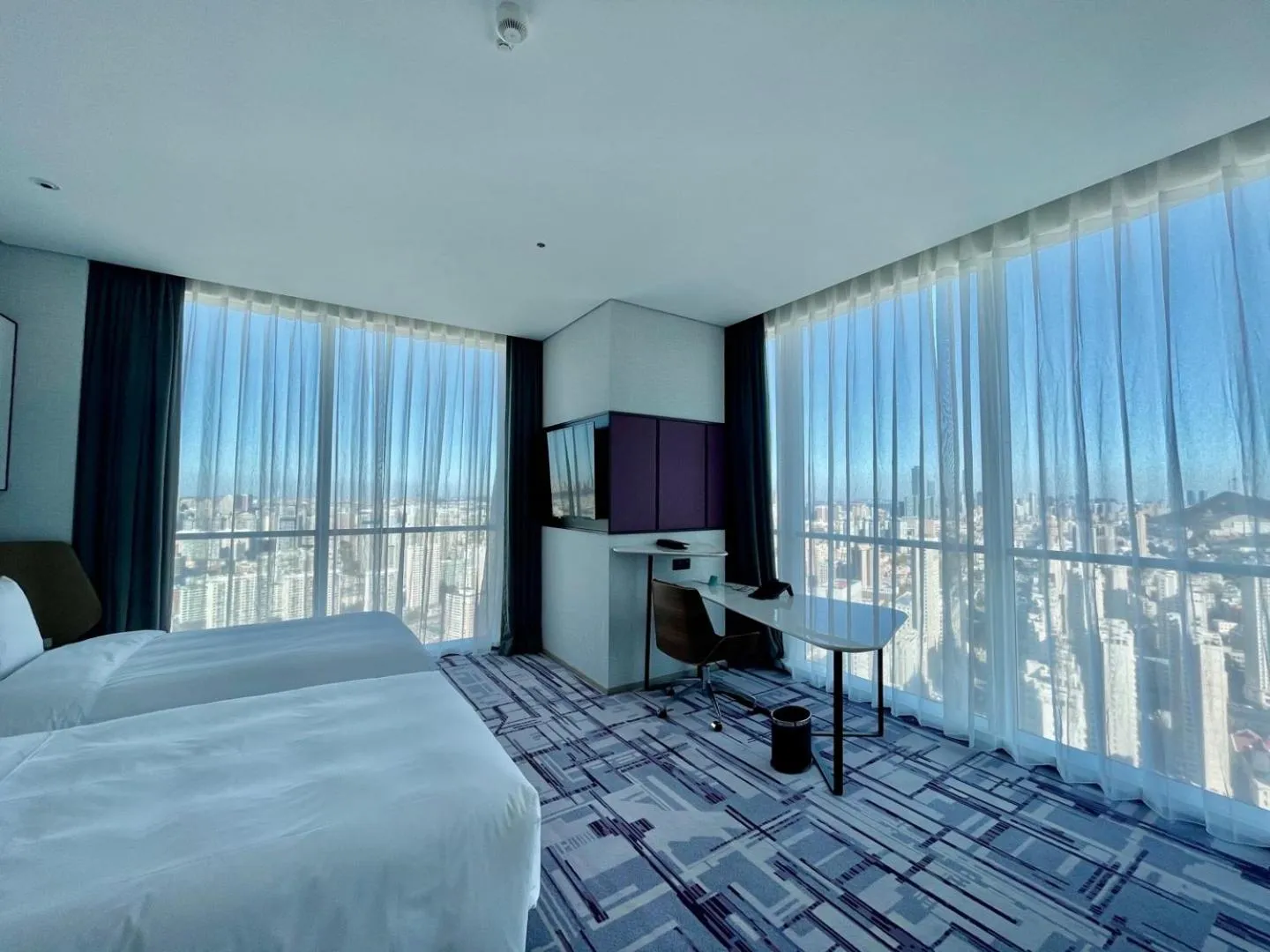 Bed in Crowne Plaza Dalian Xinghai by IHG