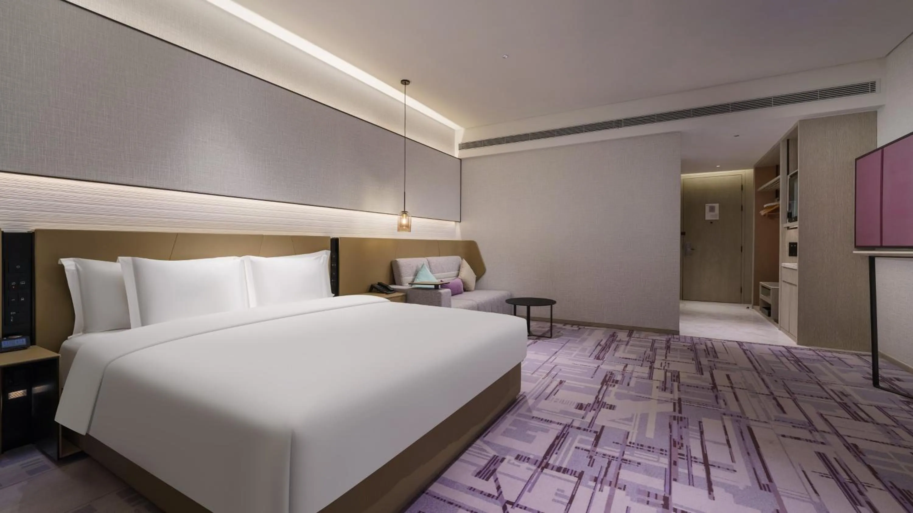 Photo of the whole room, Bed in Crowne Plaza Dalian Xinghai by IHG