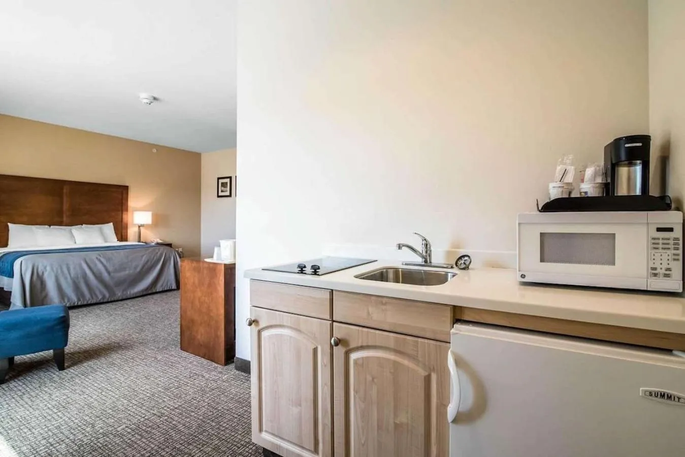 Kitchen or kitchenette, Bed in Comfort Inn Apalachin - Binghamton W Route 17