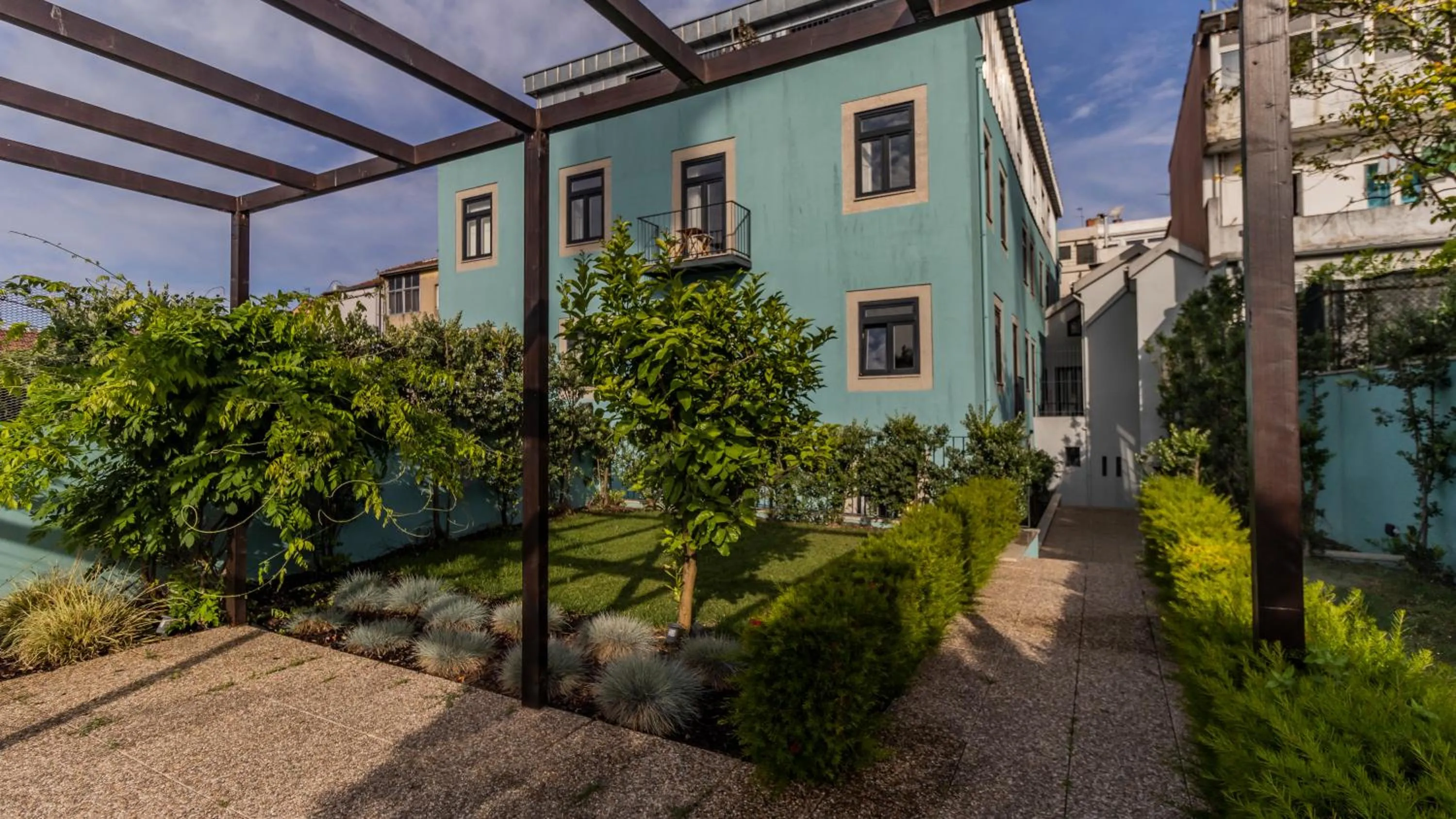 LovelyStay - Downtown Studio with Pool, AC and Balcony