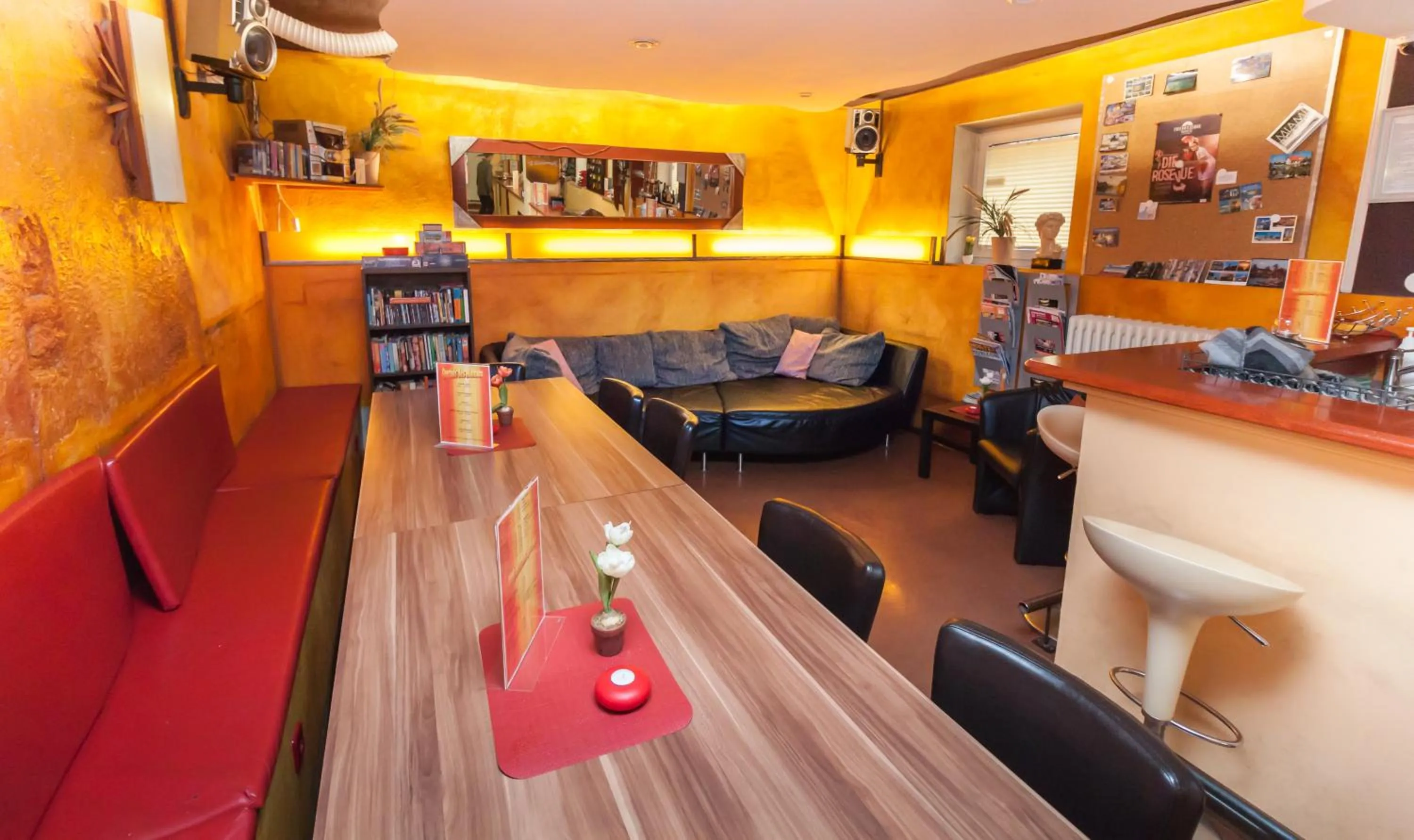 Restaurant/places to eat in Hostel Alex 30