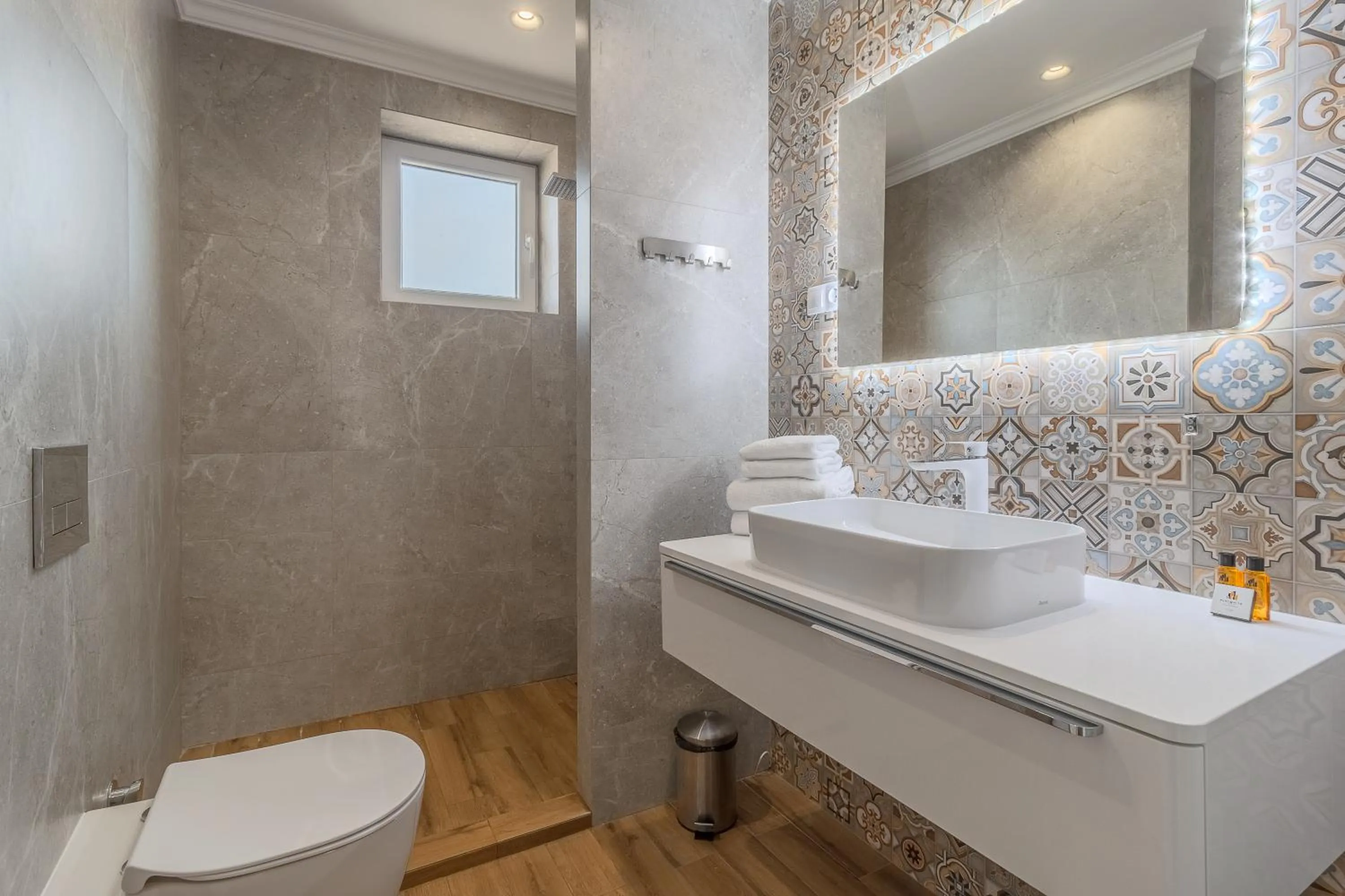 Shower in Dozsa Residence