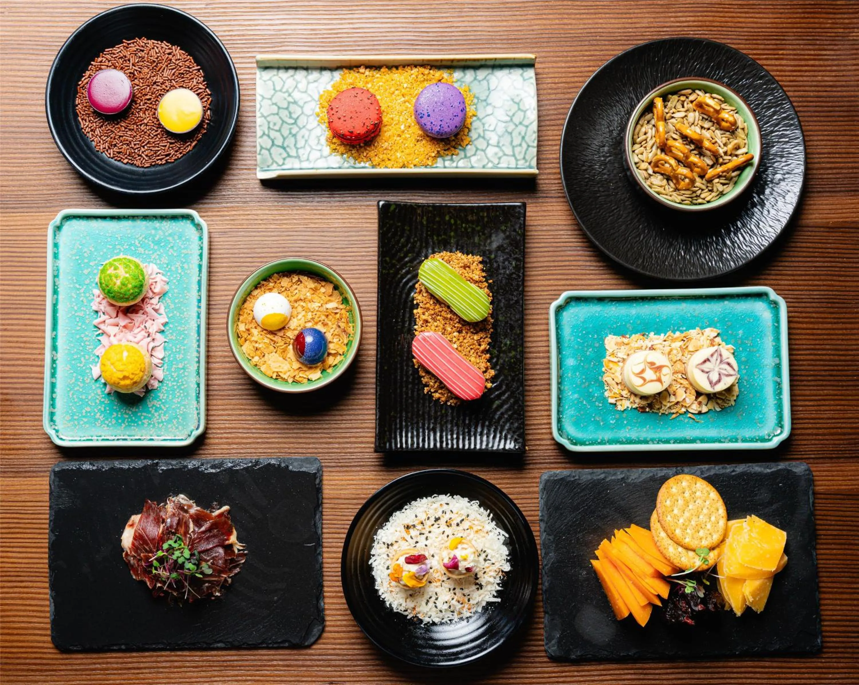 Lounge or bar in Blossom Hotel Houston, Curio Collection by Hilton