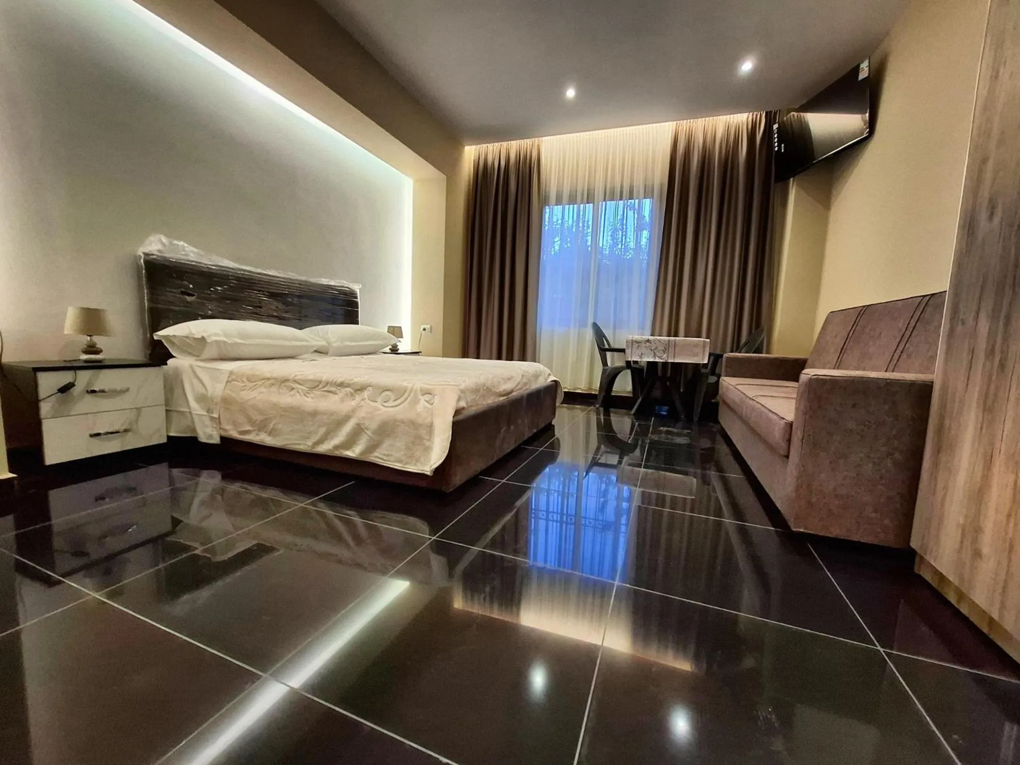 Bed in CityCenterHotel Shkoder