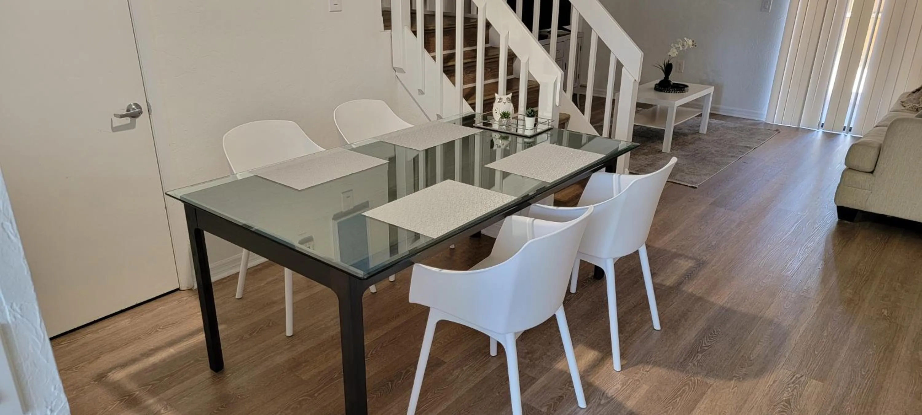 Dining area in Comfortable Townhome 2BR 1-5BA - Near UF & Shopping Dining