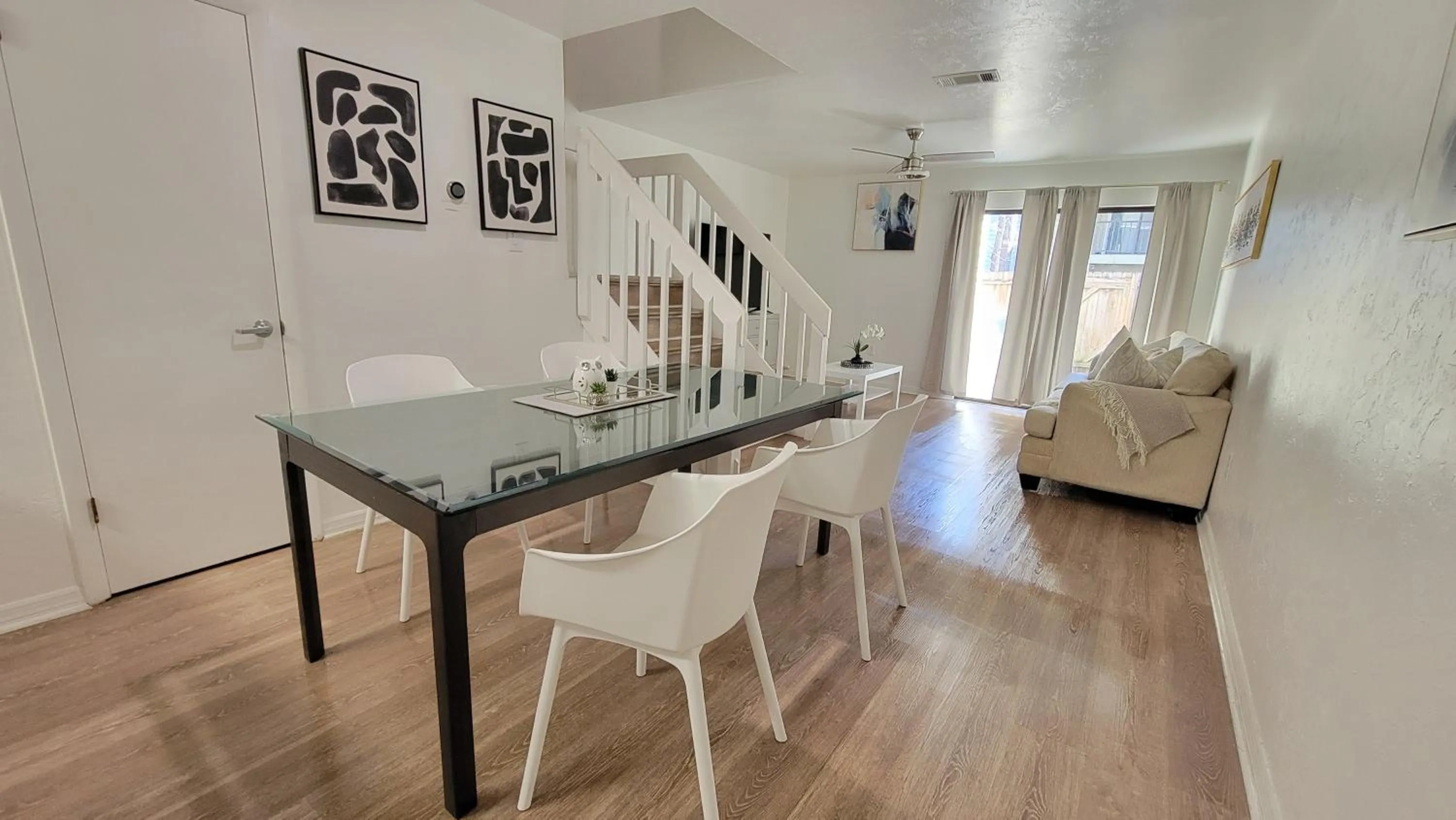Dining area in Comfortable Townhome 2BR 1-5BA - Near UF & Shopping Dining