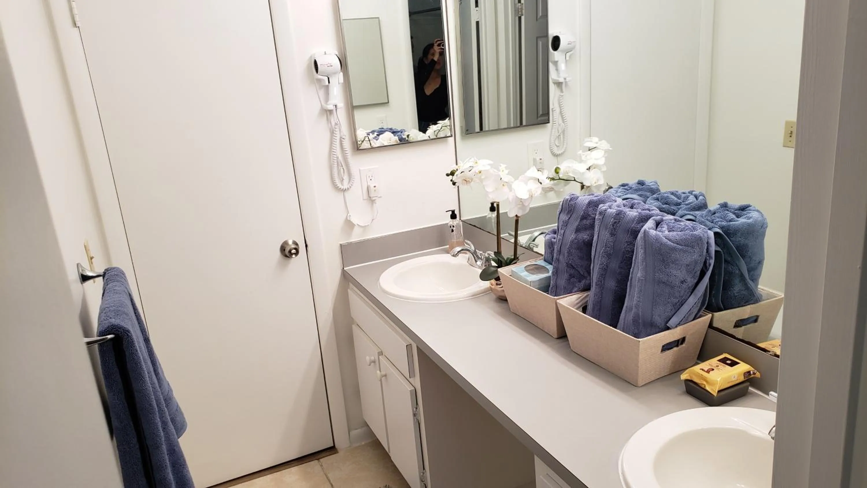 Bathroom in Comfortable Townhome 2BR 1-5BA - Near UF & Shopping Dining